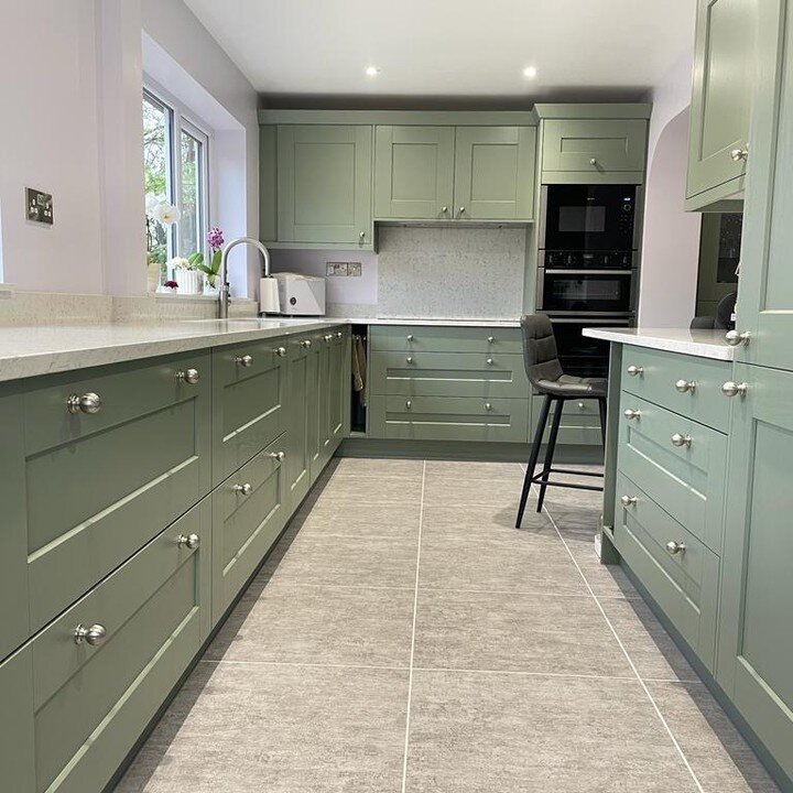 Stunning @symphonygroup Ashbourne kitchen in Atlantic Green.

Please get in touch to book an appointment in our newly refurbished showroom!
