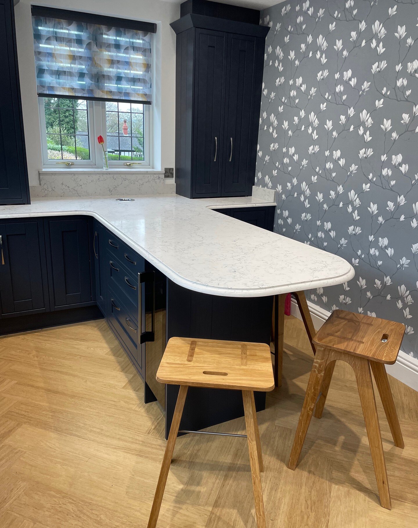 The @lauraashleyfittedfurniture Harwood range is perfect if you want to create an elegant and timeless kitchen, and looks especially stunning in Indigo, as shown in this recent project. 

This kitchen features @neffhomeuk appliances, including the am
