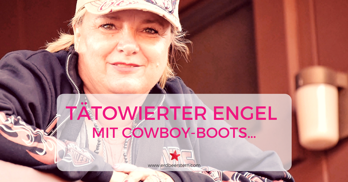 5-FB-und-Blog-Blonder-tätowierter-Engel-mit-Cowboy-Boots….png