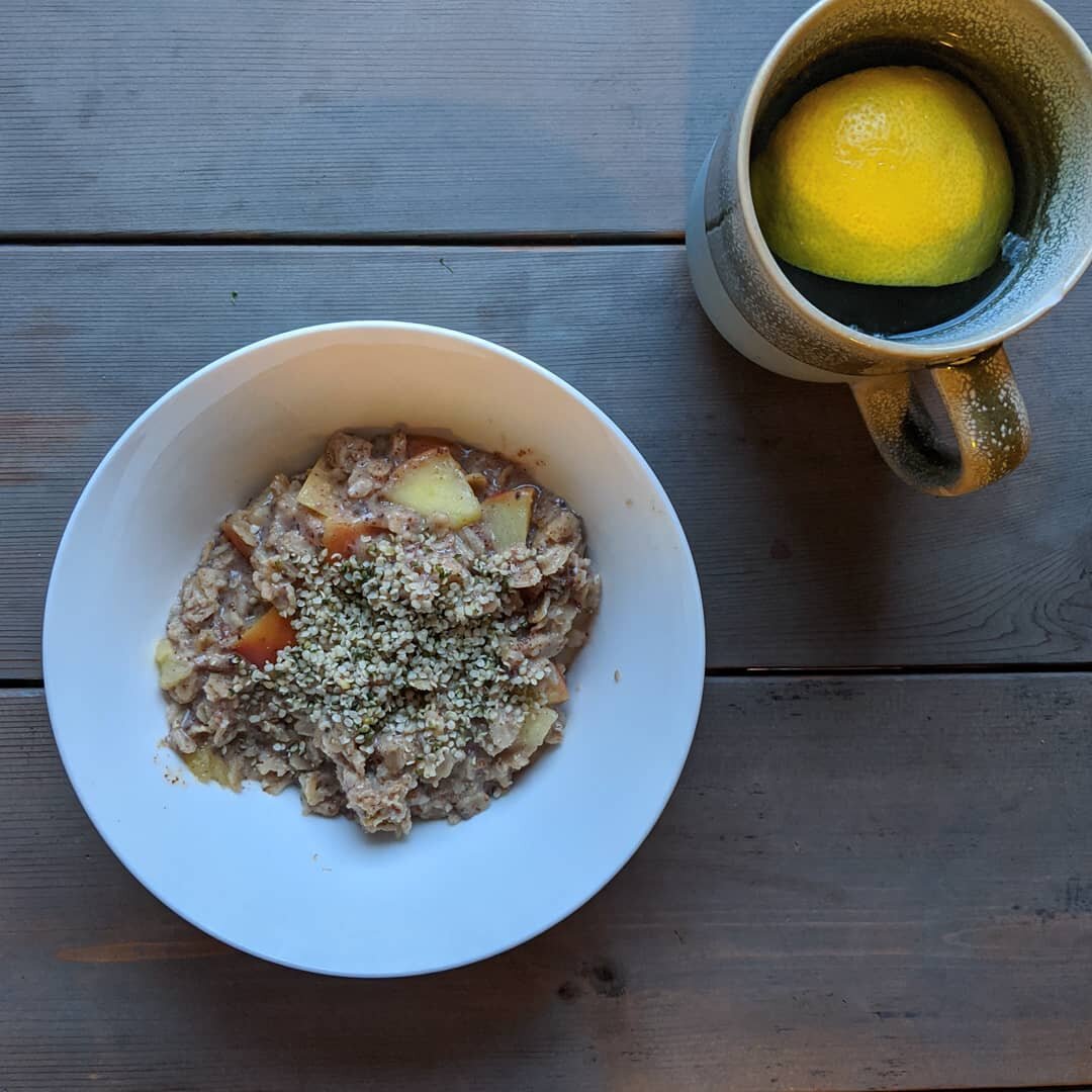 Apple spiced oats 🍂 🍎
I don't love cold weather but I LOVE the food that comes with it. The soups, the roasted veggies, stews, and of course, oatmeal.

If you've been around here for a while, you've probably gotten the hint that keeping blood sugar