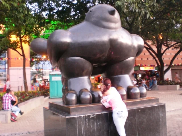 Bolero wanted to keep the bombed bird and put another complete one next to it as a rememberance of the past, but also to show how Medellin has overcome it´s dark past.