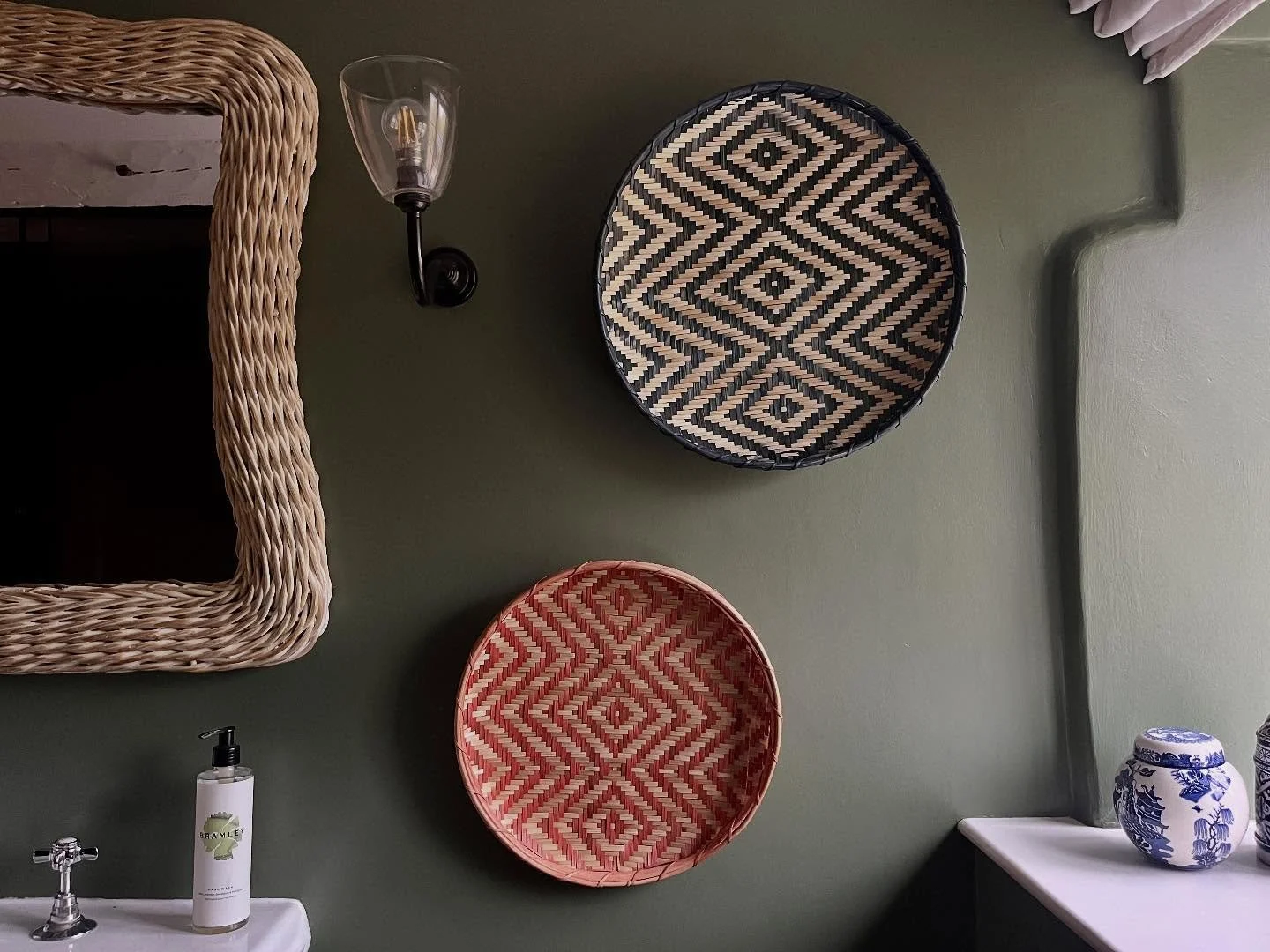 Drowning in paint charts ? - simple colour consultation - hourly rate. DM for more details.
Interior design by @studiorhd 
Hand wash by @bramleyproducts 💚