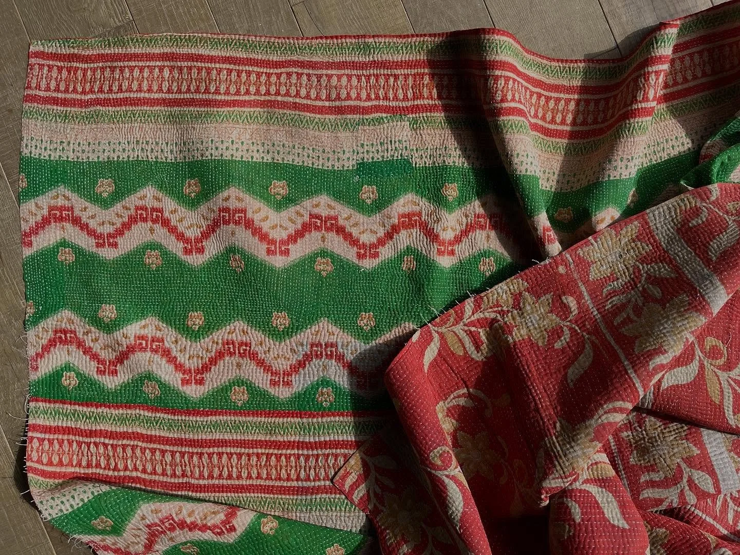 Whichever way you look at it M A R T H A is a peach . Vintage Kantha 137 cms x 212 cms .
What to use it for&hellip;&hellip; bedspread , sofa throw. Lawn rug for summer picnics. Christmas party wrap and you will be the talk if the town 😎