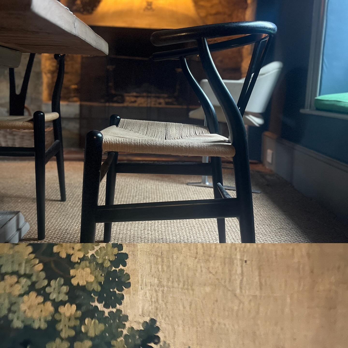 The unmistakable lines of the Carl Hansen Wishbone Chair :) a true classic. 
Thank you @viaductlondon 
blue dining room courtesy of @studiorhd @edwardbulmerpaint 
Green cushions from @christopherfarrcloth and don&rsquo;t forget my yellow trainers 💛?