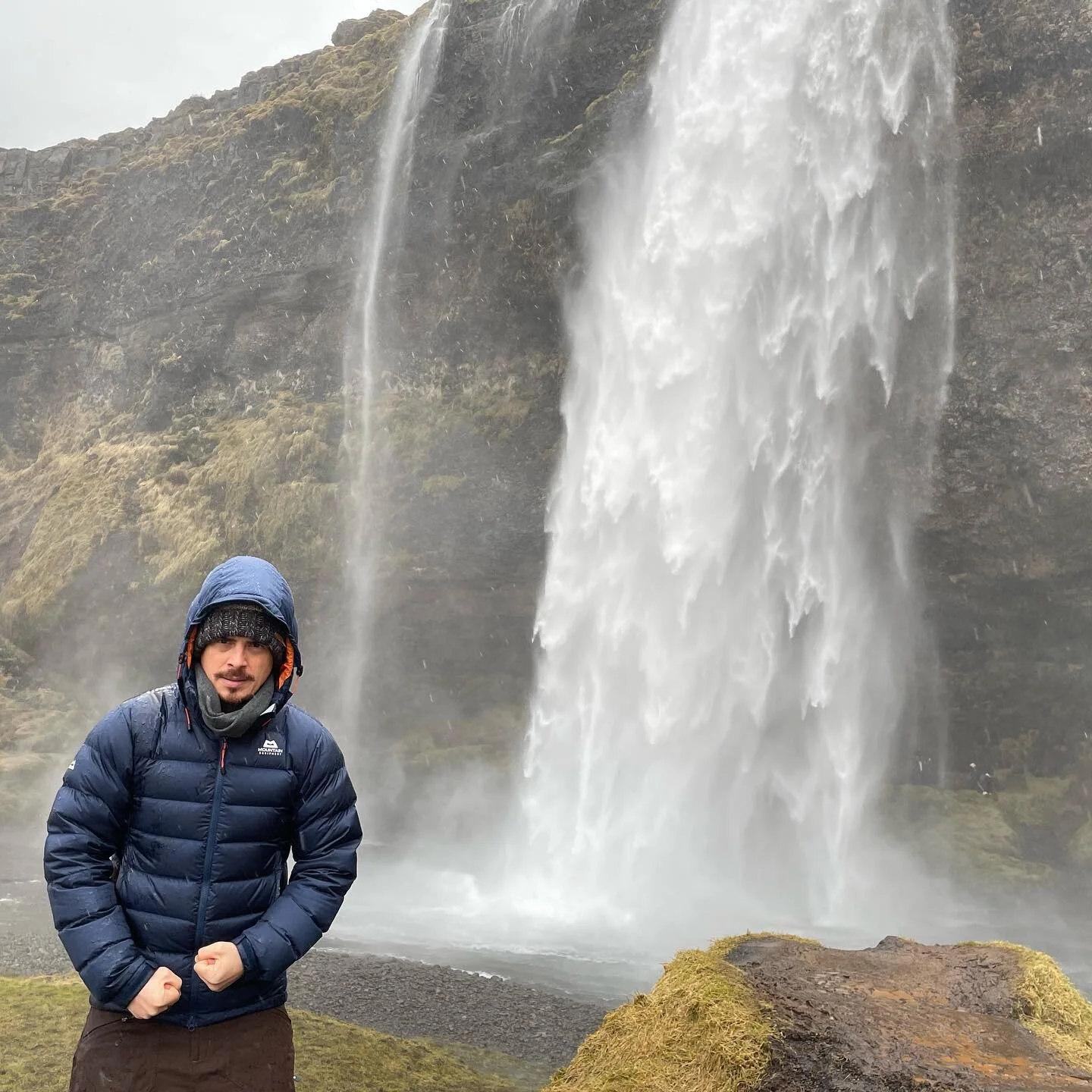 It&rsquo;s me or the foss 💪 (I lost).

#iceland #seljalandsfoss #waterfall #almostdied