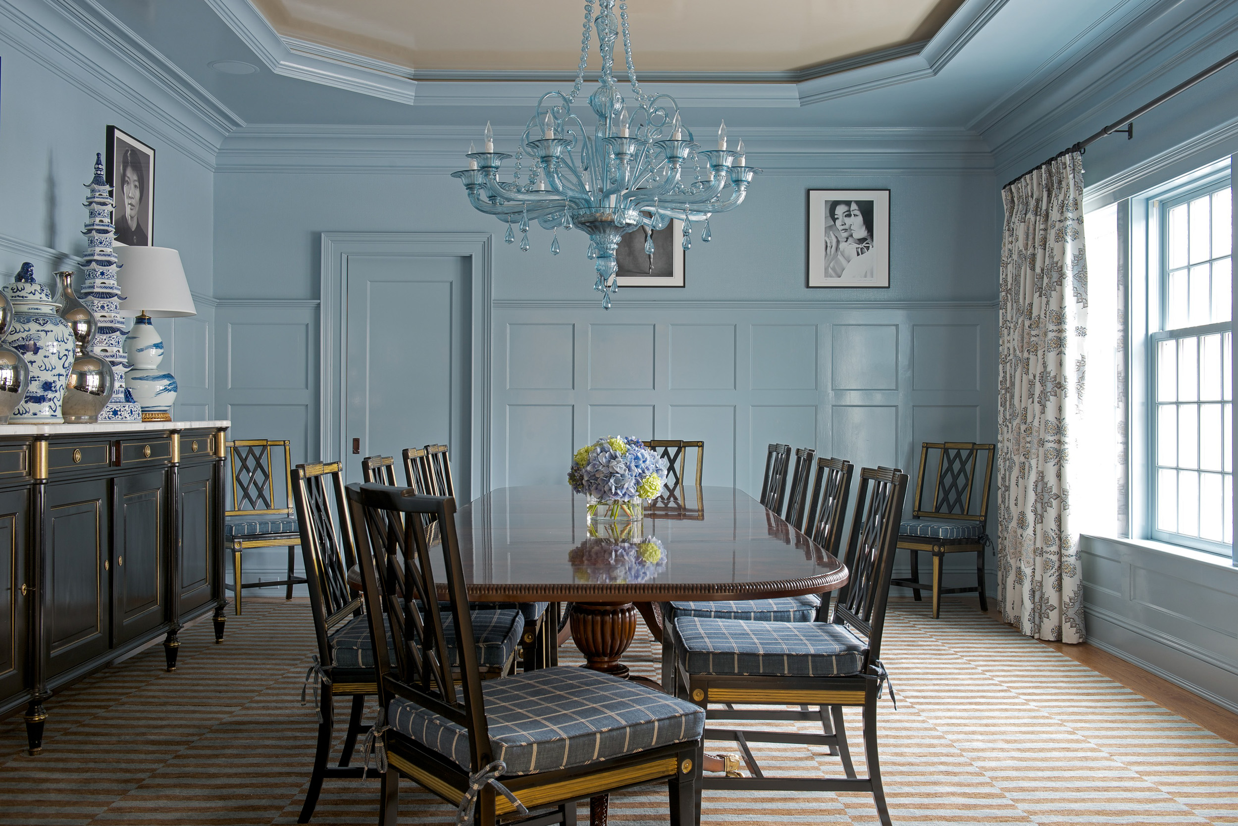 Dining room with tray ceiling