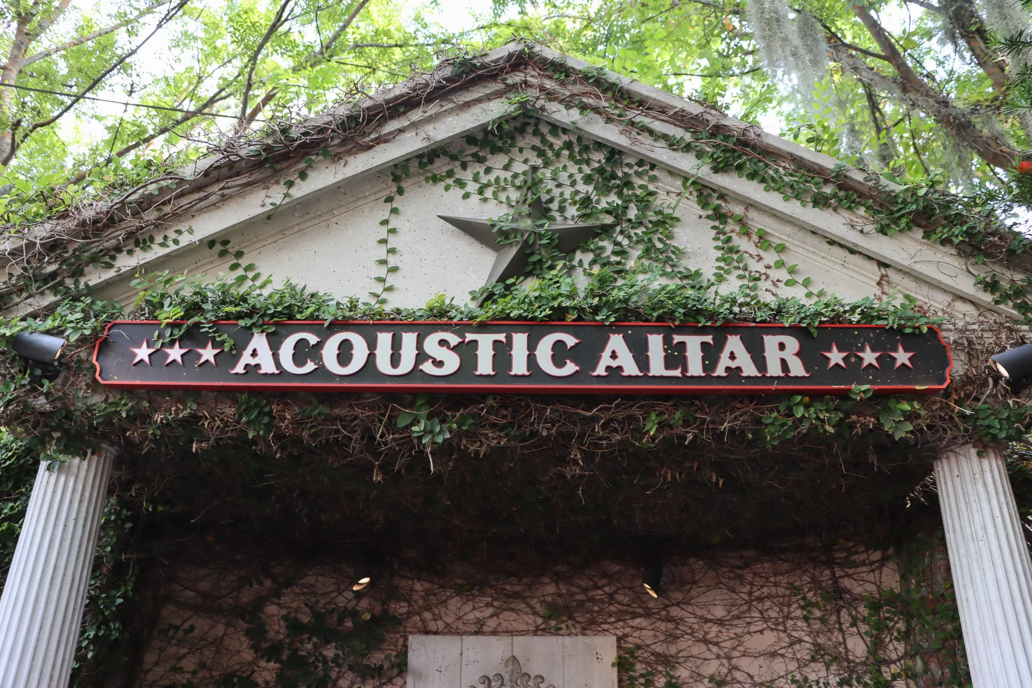 🎻 Acoustic Thursday is going bluegrass this week! Join us in the courtyard for a live set by Cory Chambers of City Hotel.

🕖 Live music from 5&ndash;8PM
📍 Foxy Loxy Cafe | Savannah, GA
☕️ Craft coffee, cozy vibes, and bluegrass under the stars.

#
