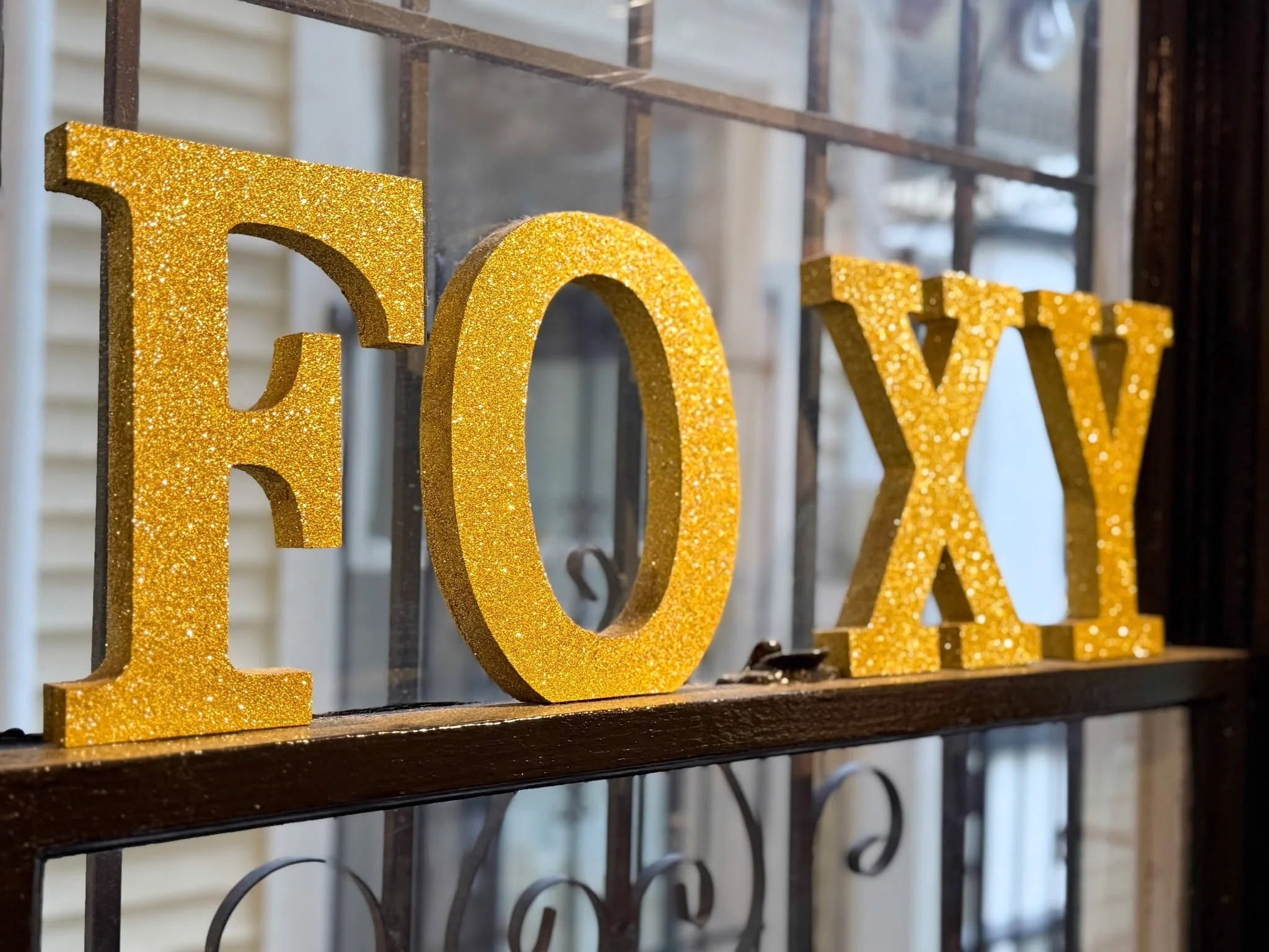 🍻 Did you know? Foxy Loxy is now serving wine and beer on @ubereats!

You can order @lonestarbeer, @shinerbeer, and @marytaylorwine straight to your door &mdash;because meals from our Tex-Mex cantina deserve great drinks too. 🥂 
Open the app, place