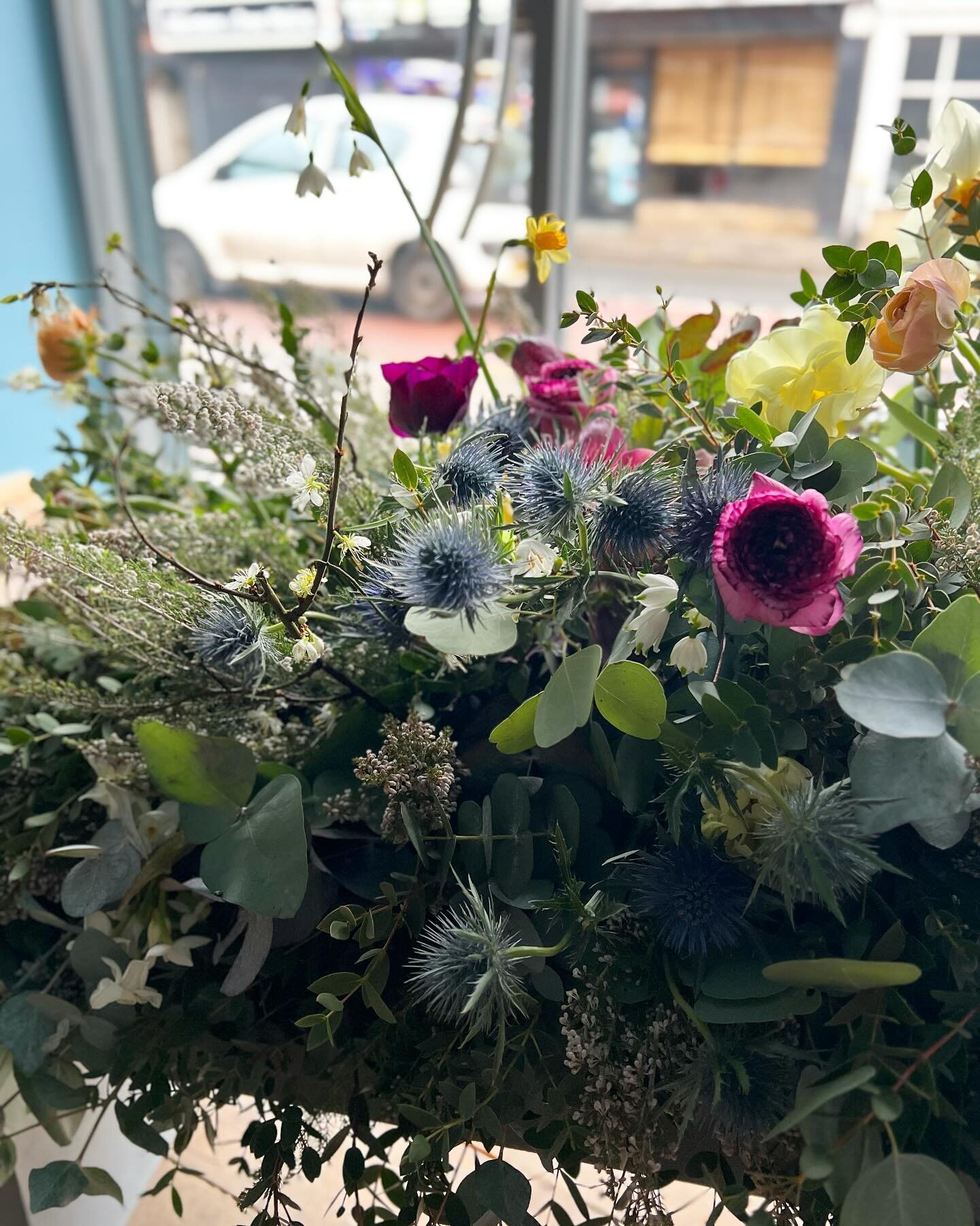 farewell flowers&hellip;
.
I&rsquo;m in the thick of it with work, juggling school hols, big flower fandangos, workshops, broken wifi and what has been the most annoying and protracted bit of building work to our house ever, however making someone&rs