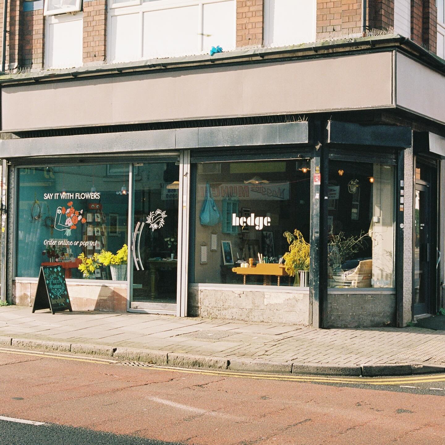 Sunny Spring day cheering us up&hellip;plus we have flowers galore from the wonderful @stokesayflowers ready for you - perfect for an Easter table or just as a lovely pick me up
.
gorgeous 📷 @keithkaselampao 
.
#theflowershopkeepers #theshopkeepers 