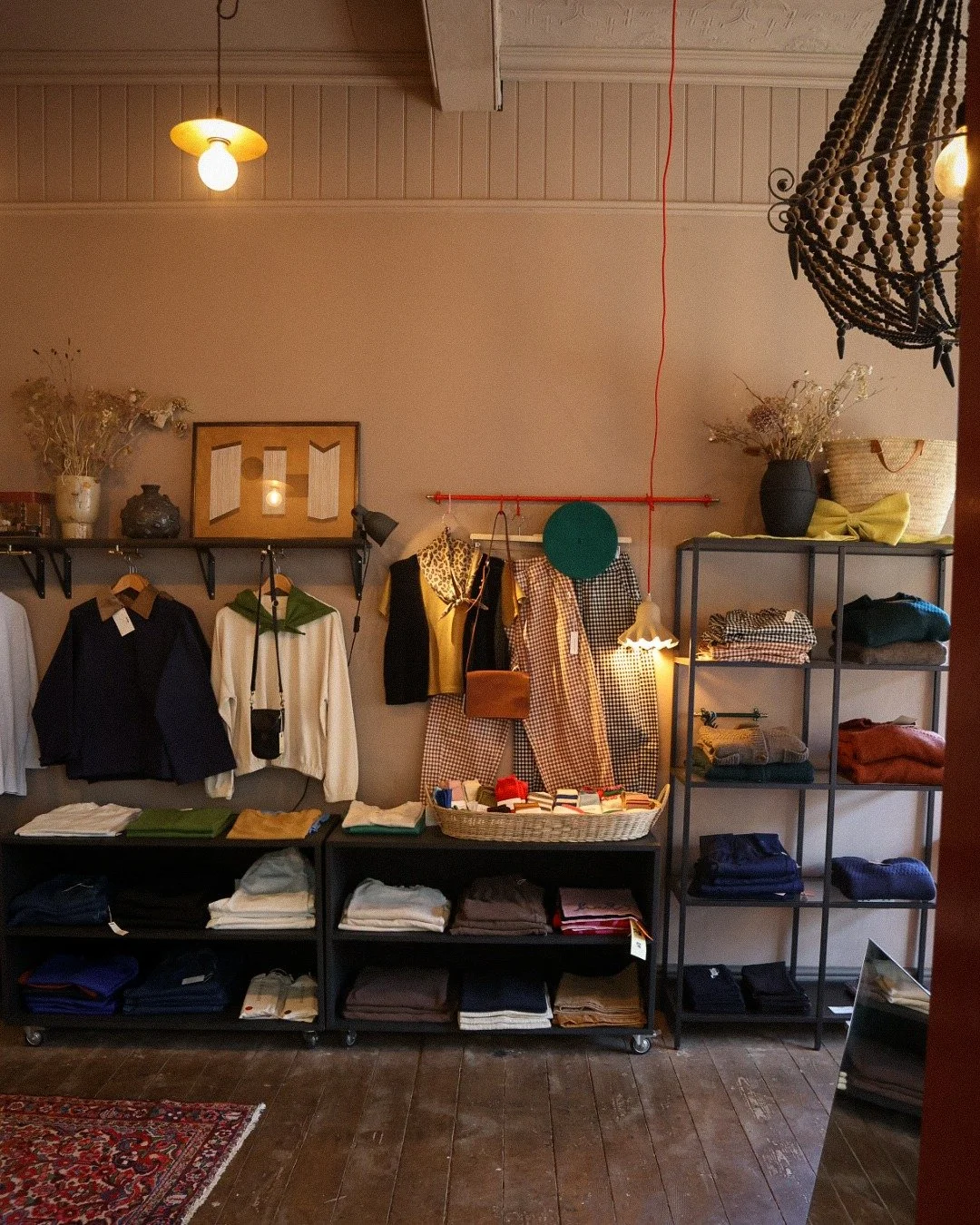 Half term at hedge - we're open on this rainy Wednesday and it's super cosy in here with lots of lovely nice new things to peruse.

 #mykindofhedge #vivastirchley #stirchley #independentshopping #theshopkeepers