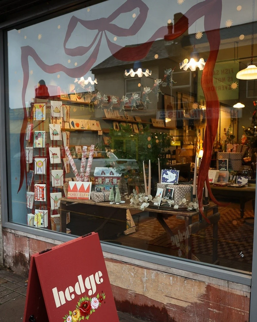 And we're off! Christmas has come to hedge and we are ready for you 🎄🎀