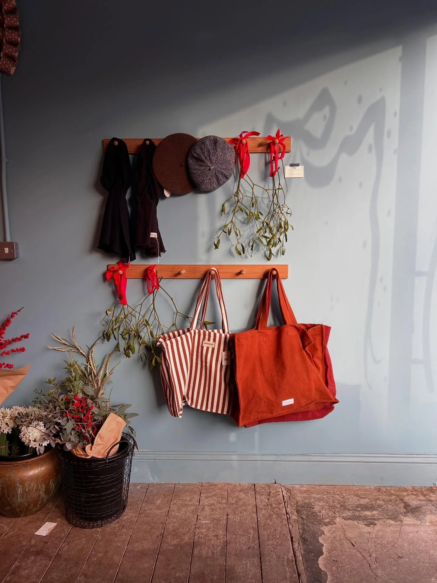 We are till 1pm today and are here for your last minute pressies, florals for your Christmas table, mistletoe and loads bits and bobs and stocking fillers to make this yuletide super festive 🎄