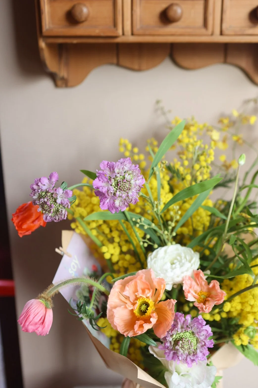 Happy Saturday! Here's a cheery image to start your weekend off nicely. It's our favourite thing to make up your arrangements and this time of year the combination of the soft peachy tones of the Icelandic poppies and the bright fluorescent yellow mi