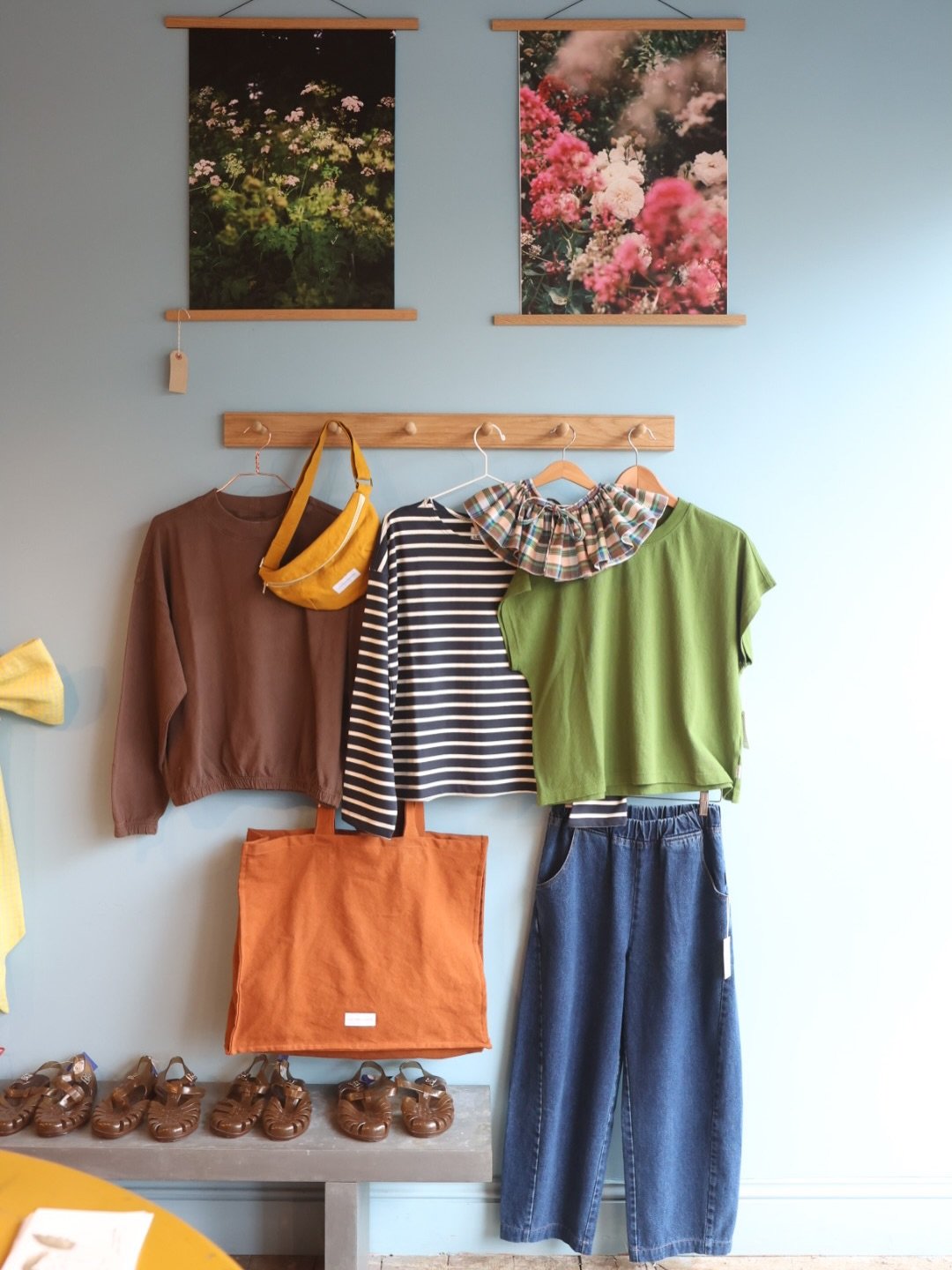 S a t u r d a y ~  a t  h e d g e 
escape from the rain and enjoy this burst of colour as you walk into our lovely shop&hellip; we&rsquo;ve got bunches of tulips and mimosa ready to brighten up a grey weekend 💛
we&rsquo;d love to see you 
Open ~ 10 