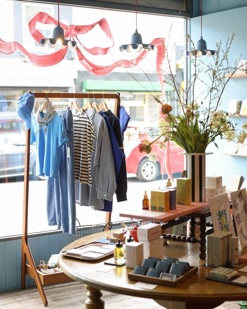 📷 This week in pictures... clothes, flowers, caps (repeat) 
We've opened up pre-orders for easter bouquets for next weekend (the flowers this time of year are a perfect addition dotted along the table or equally lovely as one big arrangement) and we