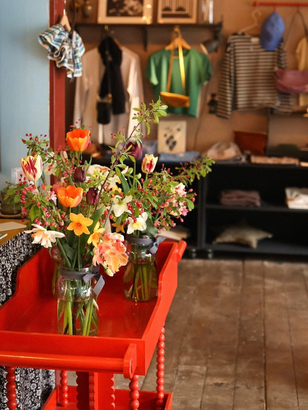 The shop is looking super lovely and ready for the weekend 🌼 this week our bouquets were stuffed full of showstoppers which you all really loved - more of the same next week! NEW things landed in the form of some fabulous hair accessories (we find a