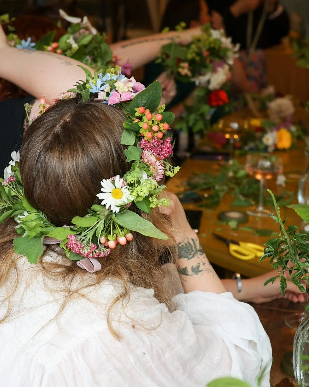 ~ W O R K S H O P S ~
We have 2 workshops coming up for those that love playing and getting creative with seasonal blooms!

🌸 Spring bouquet workshop - May 10th, 2 - 4pm
come and make a spring bouquet using beautiful british blooms. rachel will show