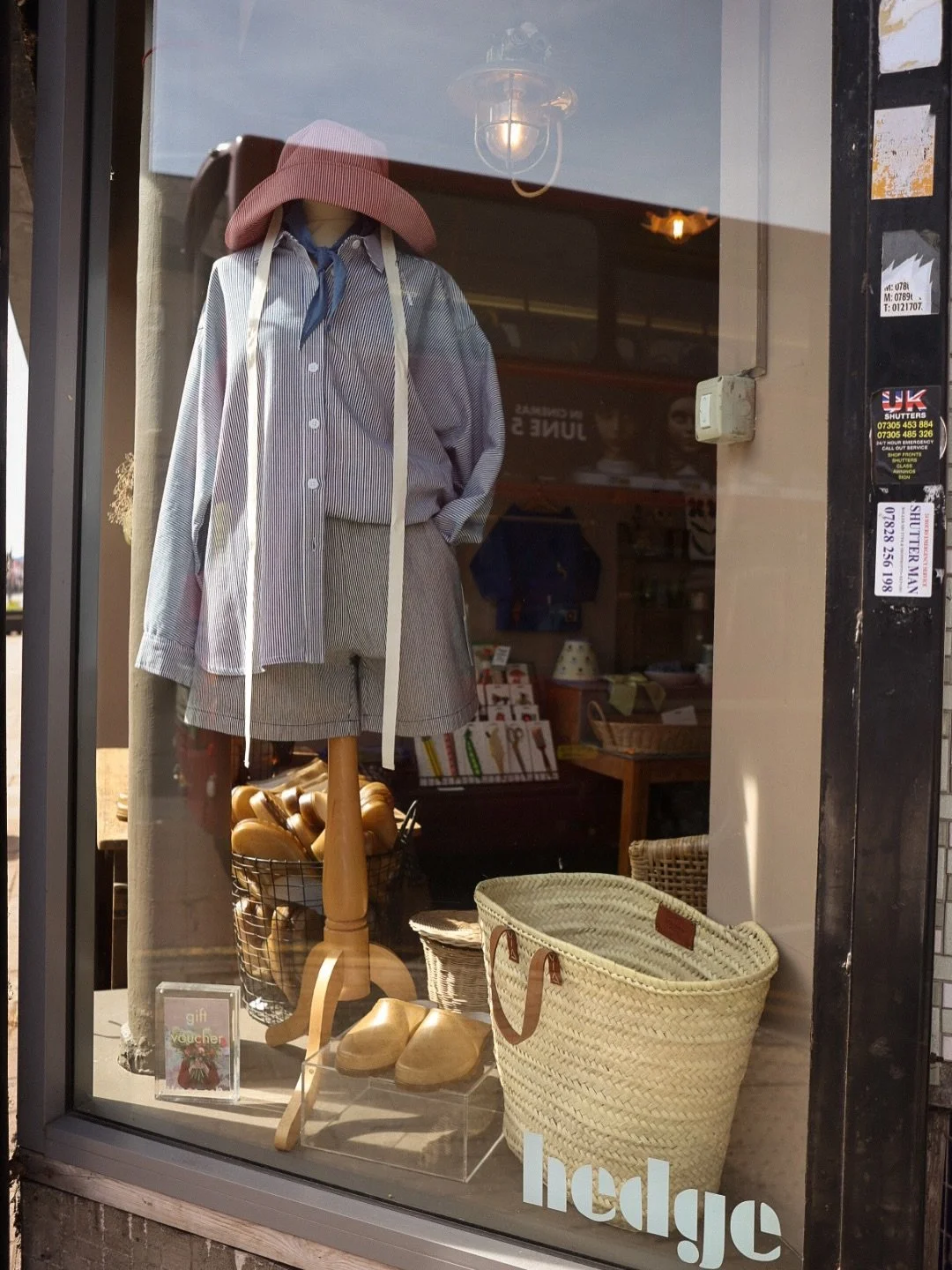 Happy bank holiday weekend! ☀️
It&rsquo;s been a lovely week at hedge &hellip; 📷 👉 getting ready for the heatwave, visits from friends, trailing wedding bouquet of dreams, new jewellery has arrived, bouquets heading out, we&rsquo;re all wearing the