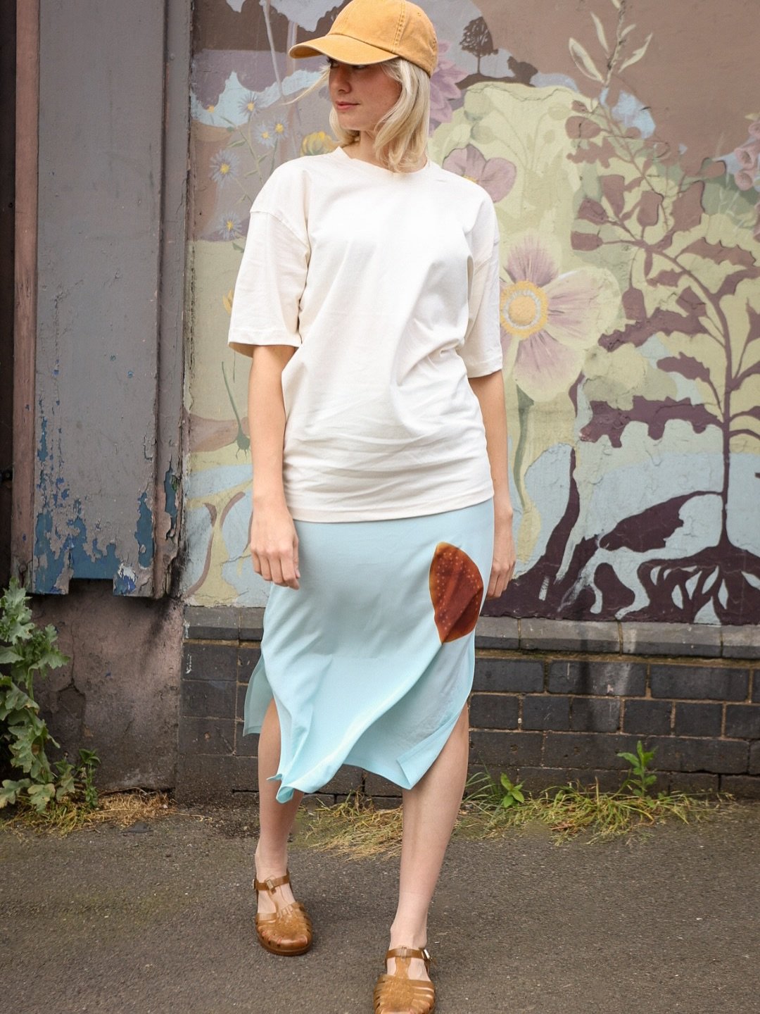 NEW to hedge ~ &lsquo;the effortless tee&rsquo; is a staple item for everyone&rsquo;s wardrobe, designed to be long in the body with a looser modern fit and a drop shoulder seam, great for layering this summer over shorts, arc pants or the silk iron 
