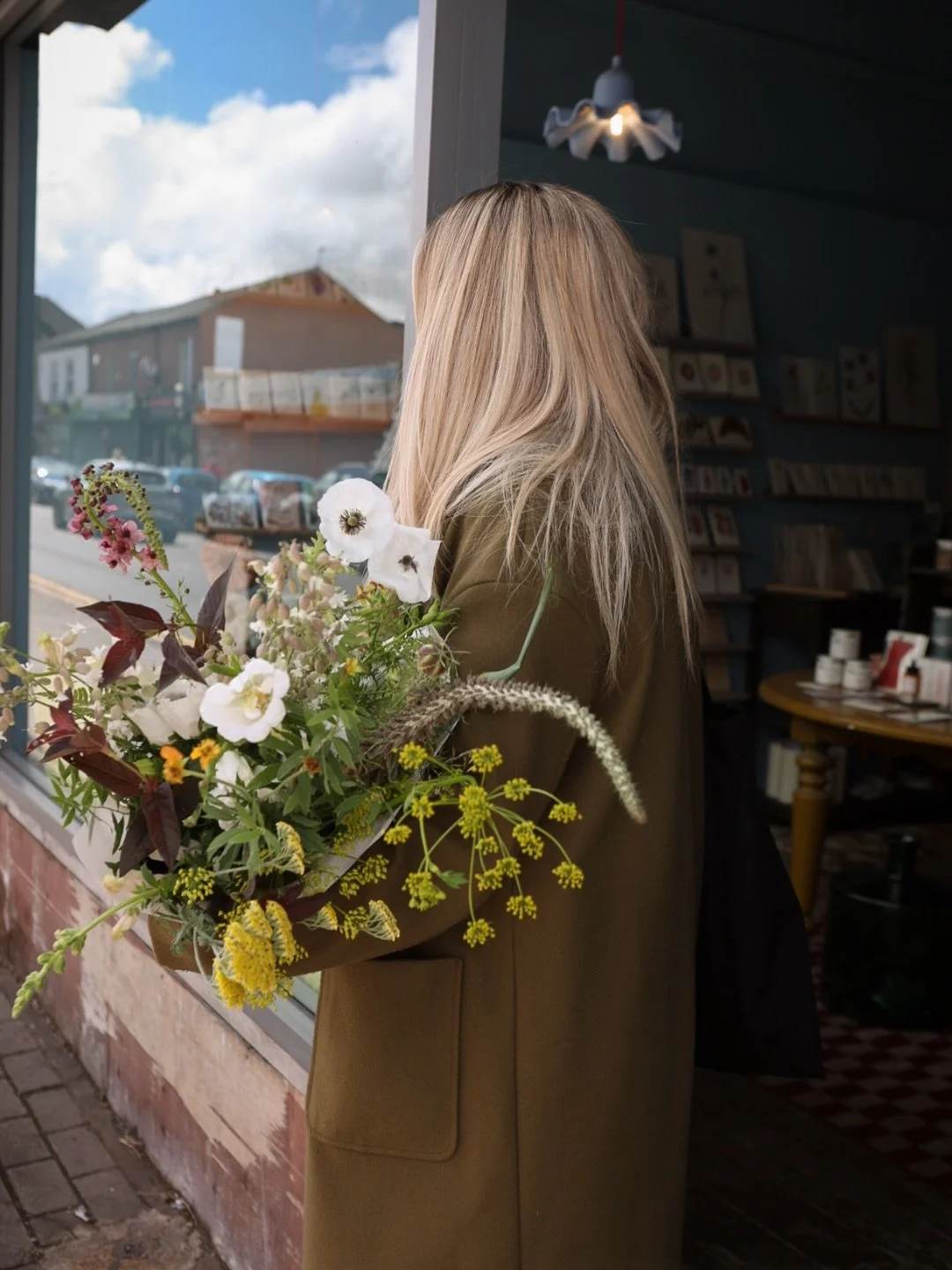 There is no lovelier sight than seeing our wonderful customers heading out armed with a bountiful bouquet of beautiful flowers 😍 this weeks consisted of poppies, astrantia, foxgloves, fennel, nigella, verbascum, delphiniums&hellip; to name but a few
