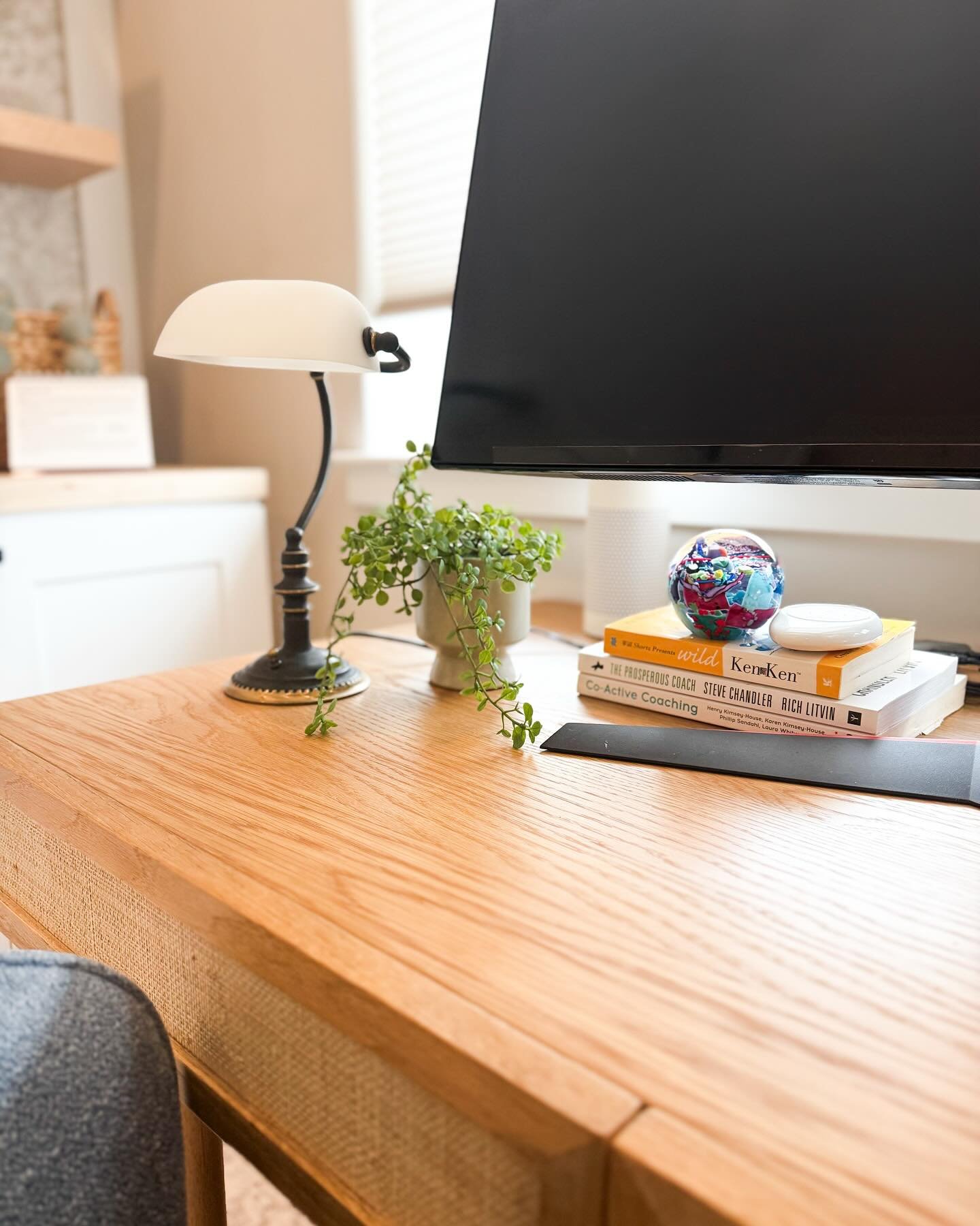 It&rsquo;s the small details that make the biggest difference.
Here some close shots of this office&rsquo;s post remodel styled with thoughtful nic nacs, blending beauty with purpose. We carefully rearranged our client&rsquo;s own pieces and added a 