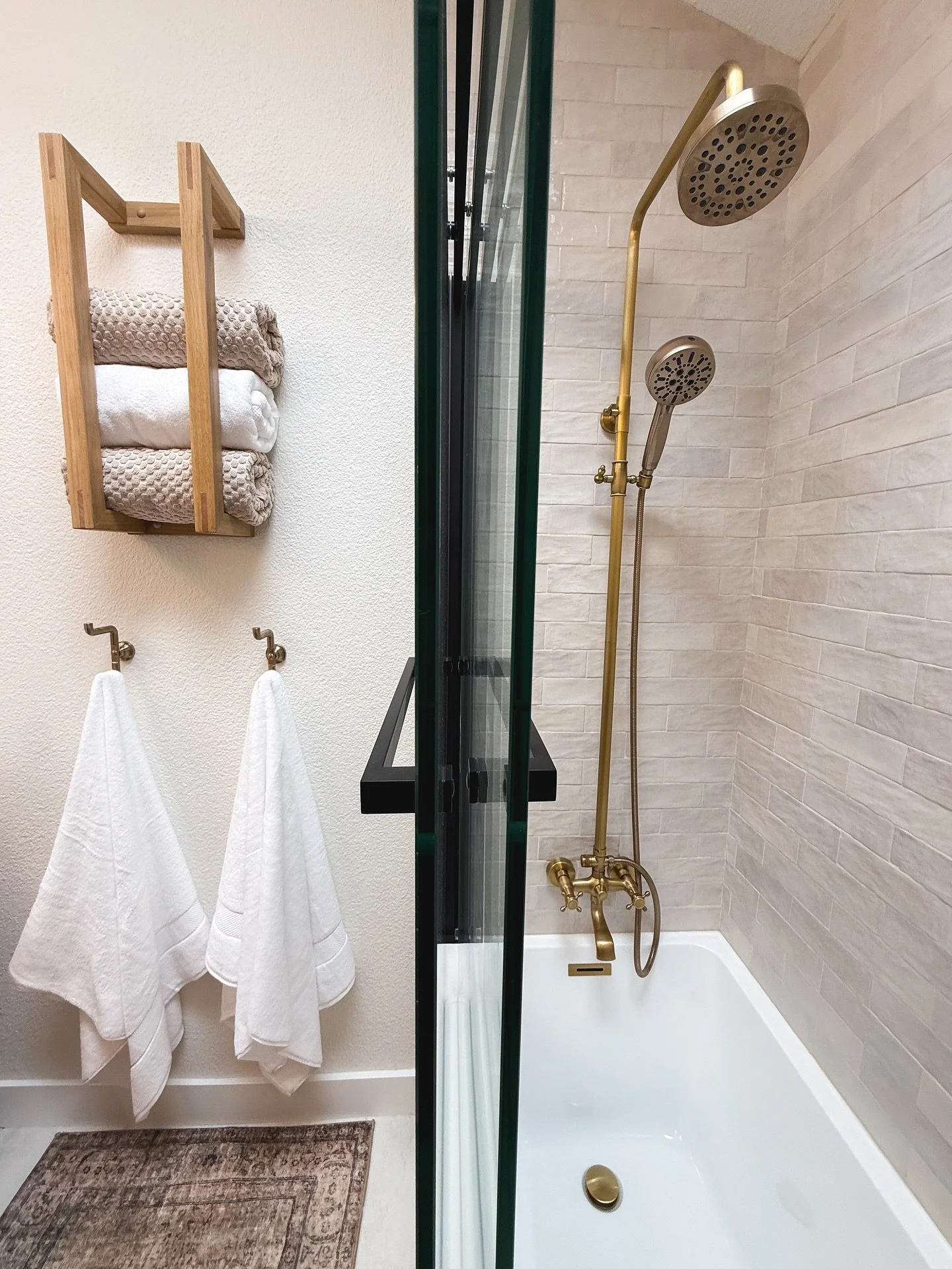 One shower, three niches, two-tone hardware and natural tile so layered it could write a memoir.

This isn&rsquo;t just a remodel friends, it&rsquo;s a mood.

Would you ever leave this shower&hellip; or just call in wet? 

Save this for your dream ba