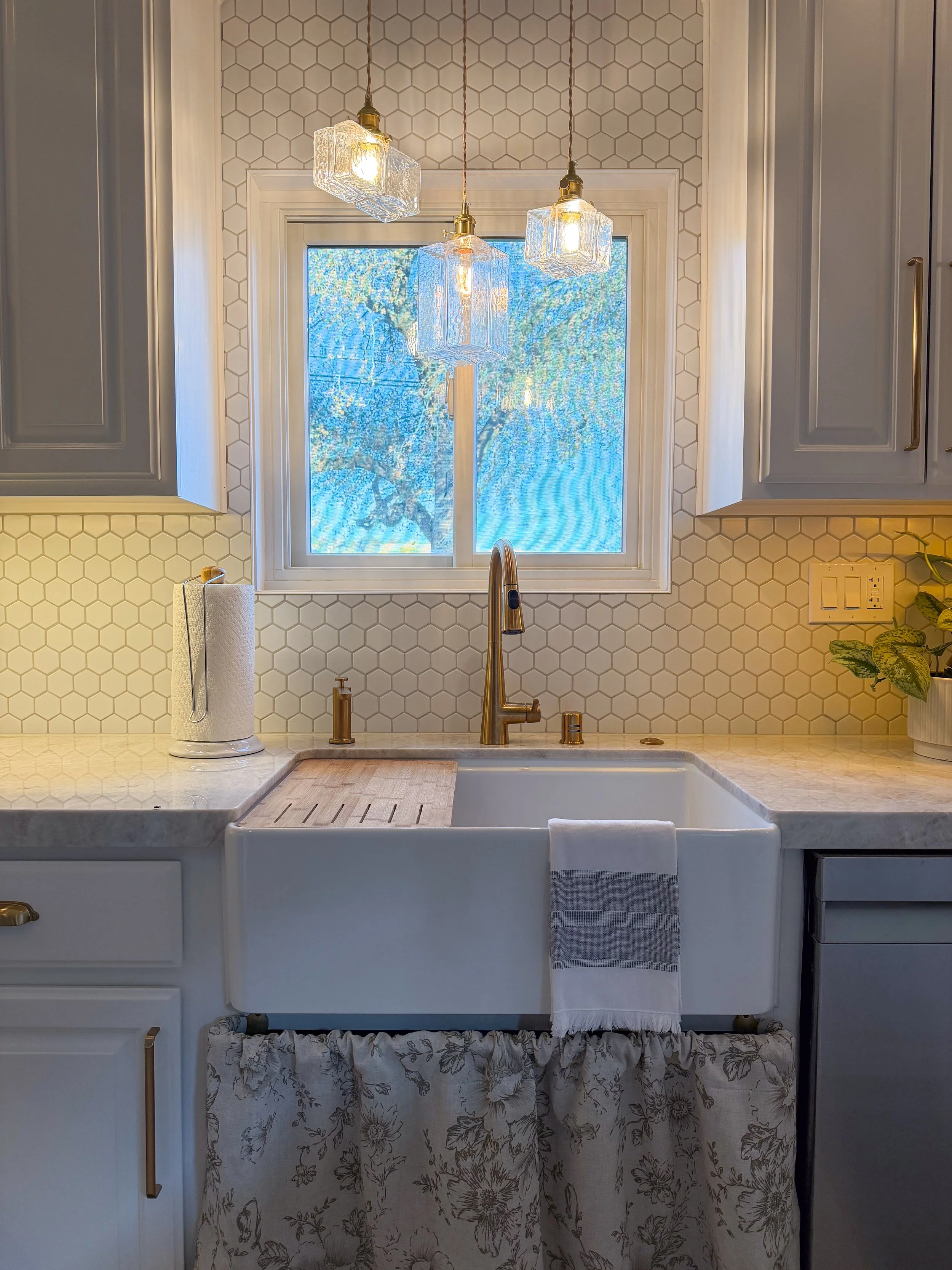 Kitchen remodel, kitchen renovation, kitchen design, kitchen refresh, modern farmhouse kitchen, farmhouse kitchen, two tone kitchen cabinets, painted kitchen cabinets, kitchen cabinet ideas, kitchen island ideas, Taj Mahal quartzite countertops