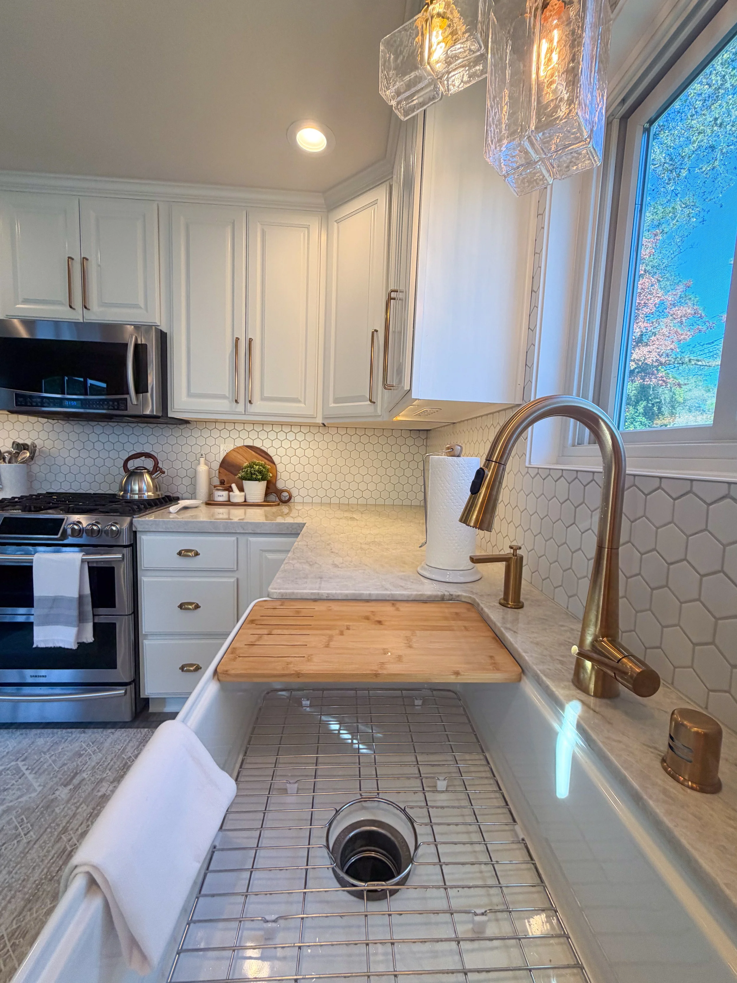 Kitchen remodel, kitchen renovation, kitchen design, kitchen refresh, modern farmhouse kitchen, farmhouse kitchen, two tone kitchen cabinets, painted kitchen cabinets, kitchen cabinet ideas, kitchen island ideas, Taj Mahal quartzite countertops