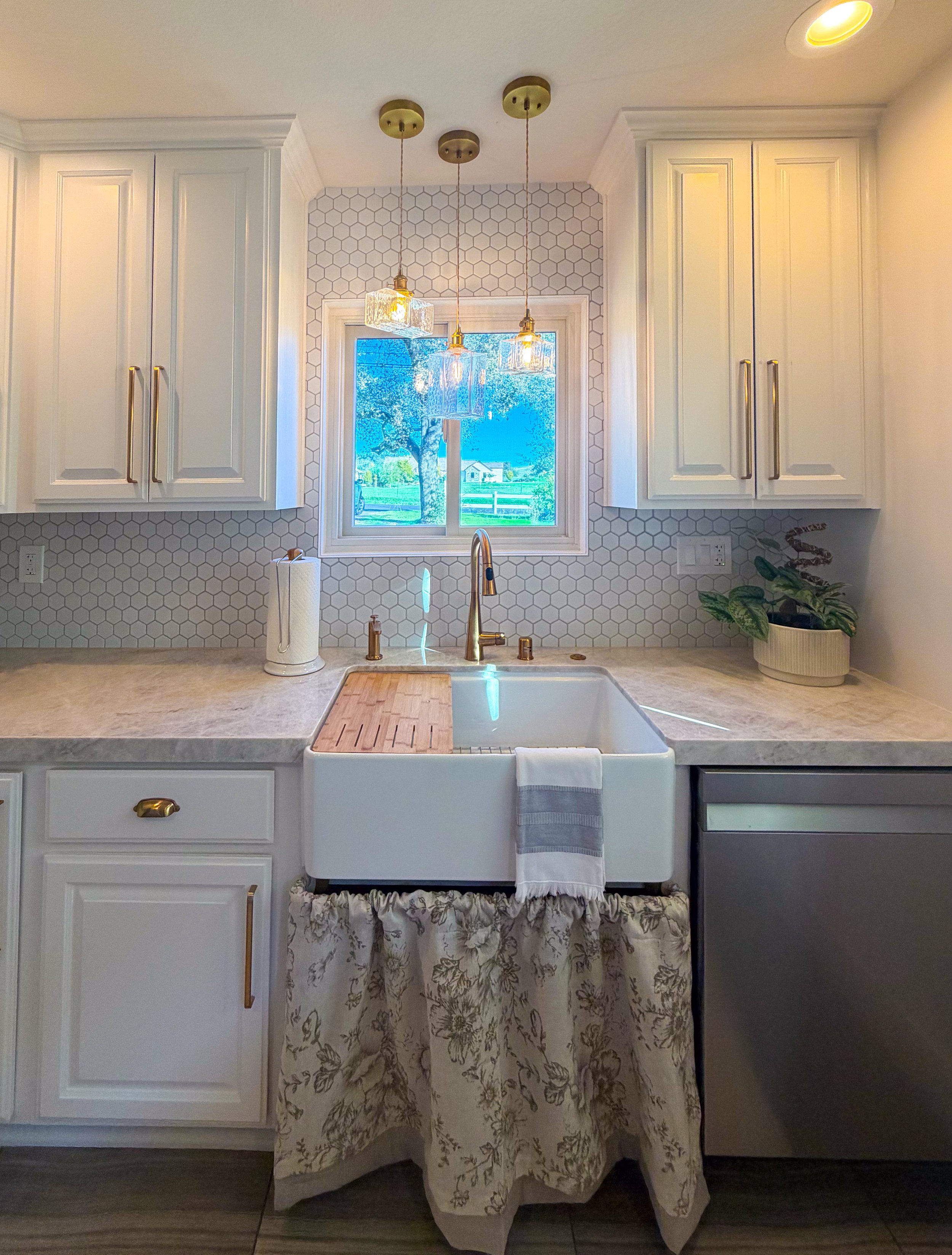 Kitchen remodel, kitchen renovation, kitchen design, kitchen refresh, modern farmhouse kitchen, farmhouse kitchen, two tone kitchen cabinets, painted kitchen cabinets, kitchen cabinet ideas, kitchen island ideas, Taj Mahal quartzite countertops