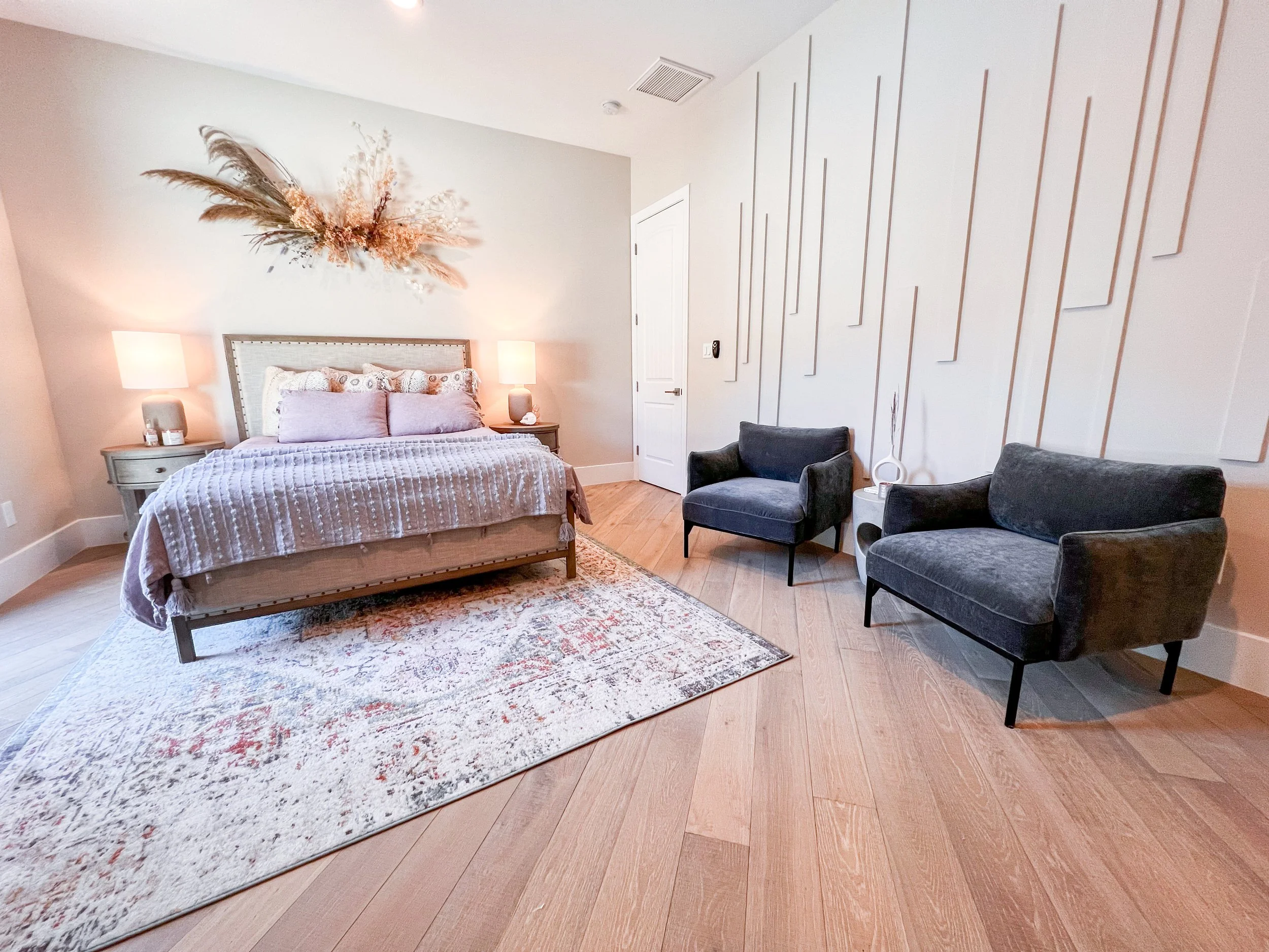 bedroom, guest bedroom, guest, modern, design, decor, accent wall, floral, installation, floral installation, dried flowers, office