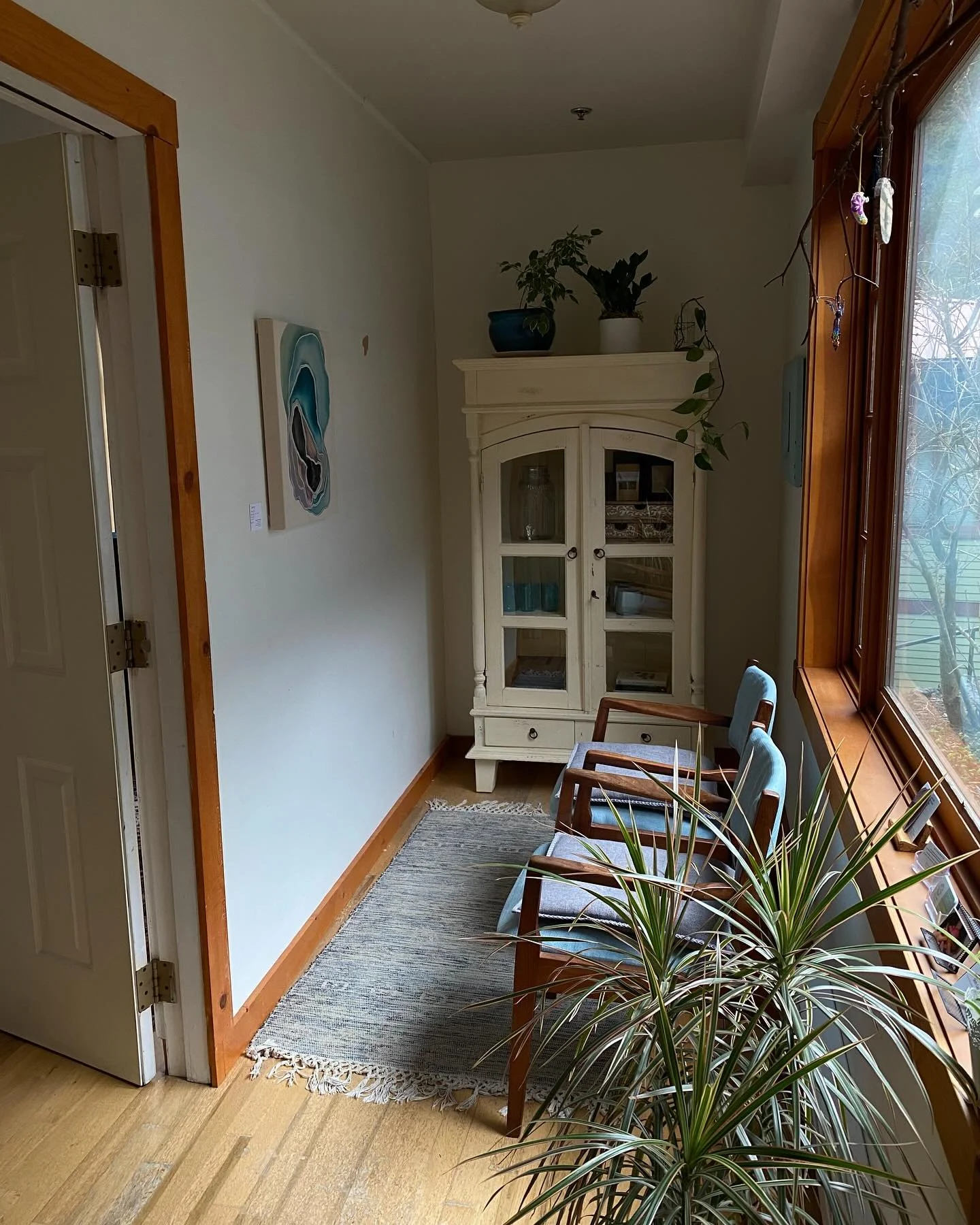 Almost five years ago, I closed the doors to Soul Sanctuary ~ North Vancouver, just as the world was shifting into lockdowns. That space held so much magic, and while nothing can replace it, I feel incredibly blessed to have a new home for Soul Sanct