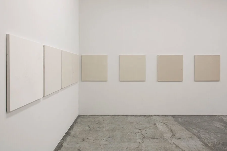  TEXT BY: M. OCHOA   Indebted to the premises of minimalism and conceptualism, Santiago Sierra (Madrid, 1966) has produced a body of work shaped through sculpture, documentation, public acts, film projects, and photography to reveal the perversity of