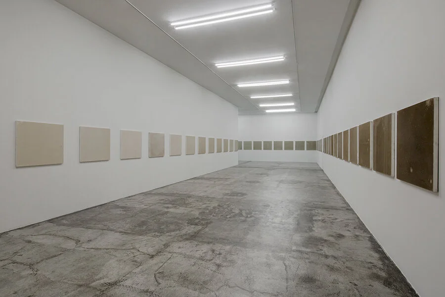 Santiago Sierra - '52 lienzos expuestos al aire de la Ciudad de Mexico'