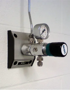 Pressure regulator used to deliver hydrogen in an ultra high purity system.