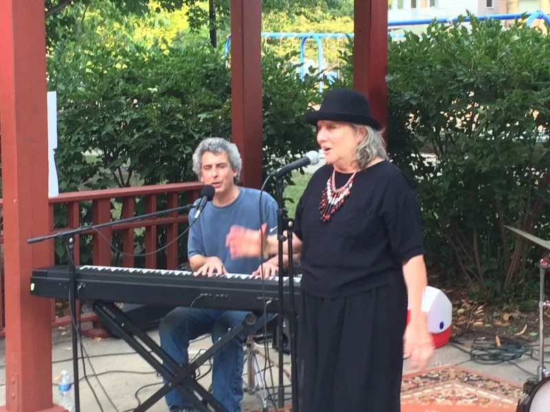 Rokko Jans with Annie and the Hat performing in August 2015