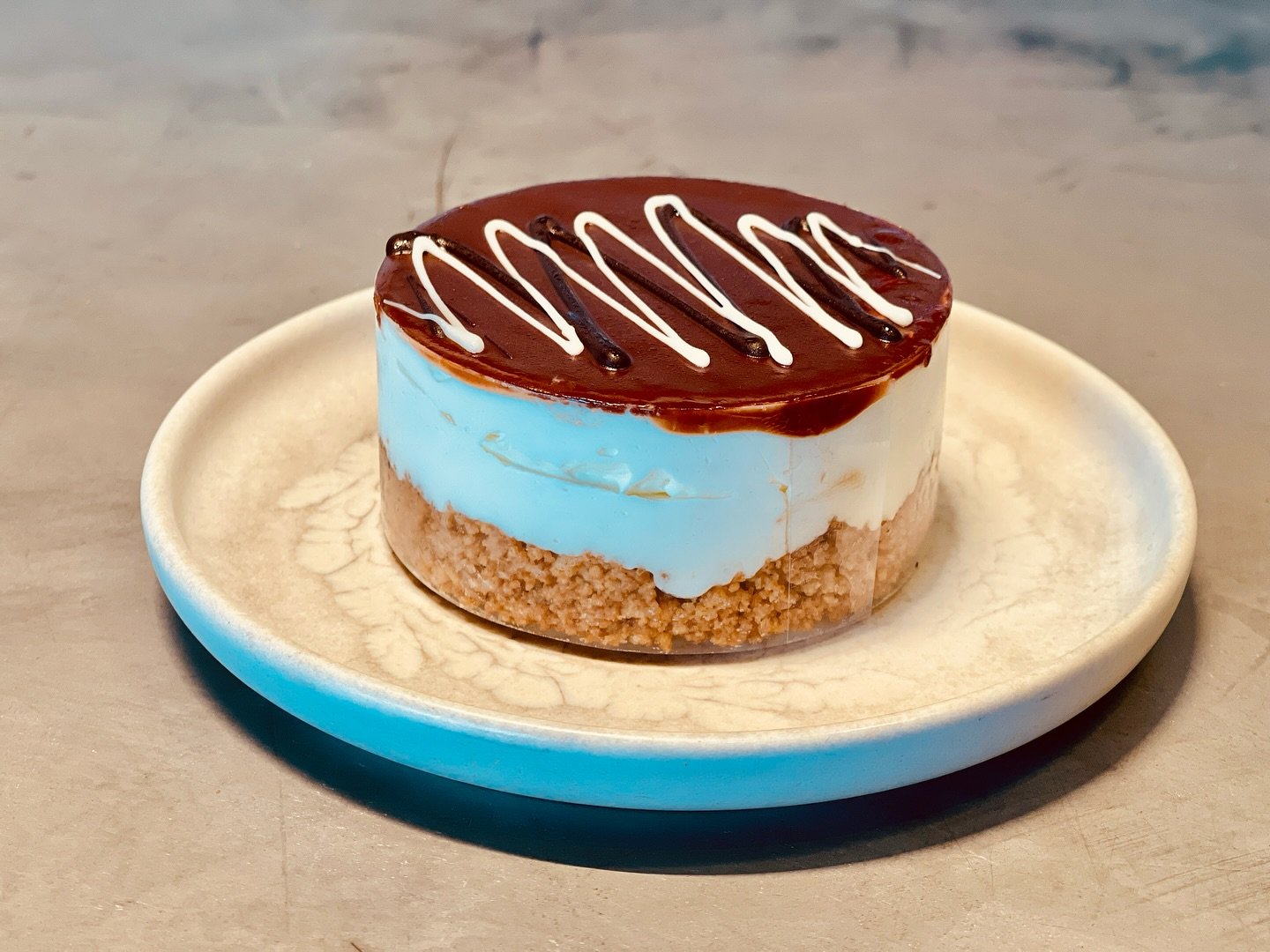 Enjoy the taste of Chessecake Oreo -Strawberry Blackberry and Kinder
#coffee #coffeeshop #sweet  #chessecake