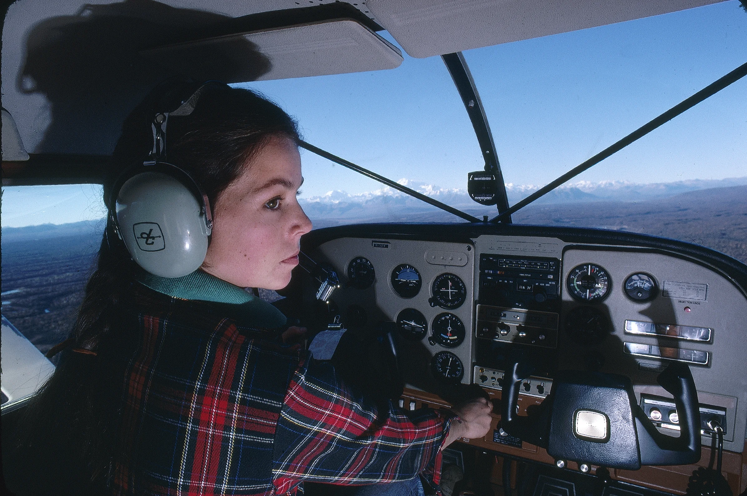 113 Kitty in flight C185 Dennis Cowels photo1978 .jpeg