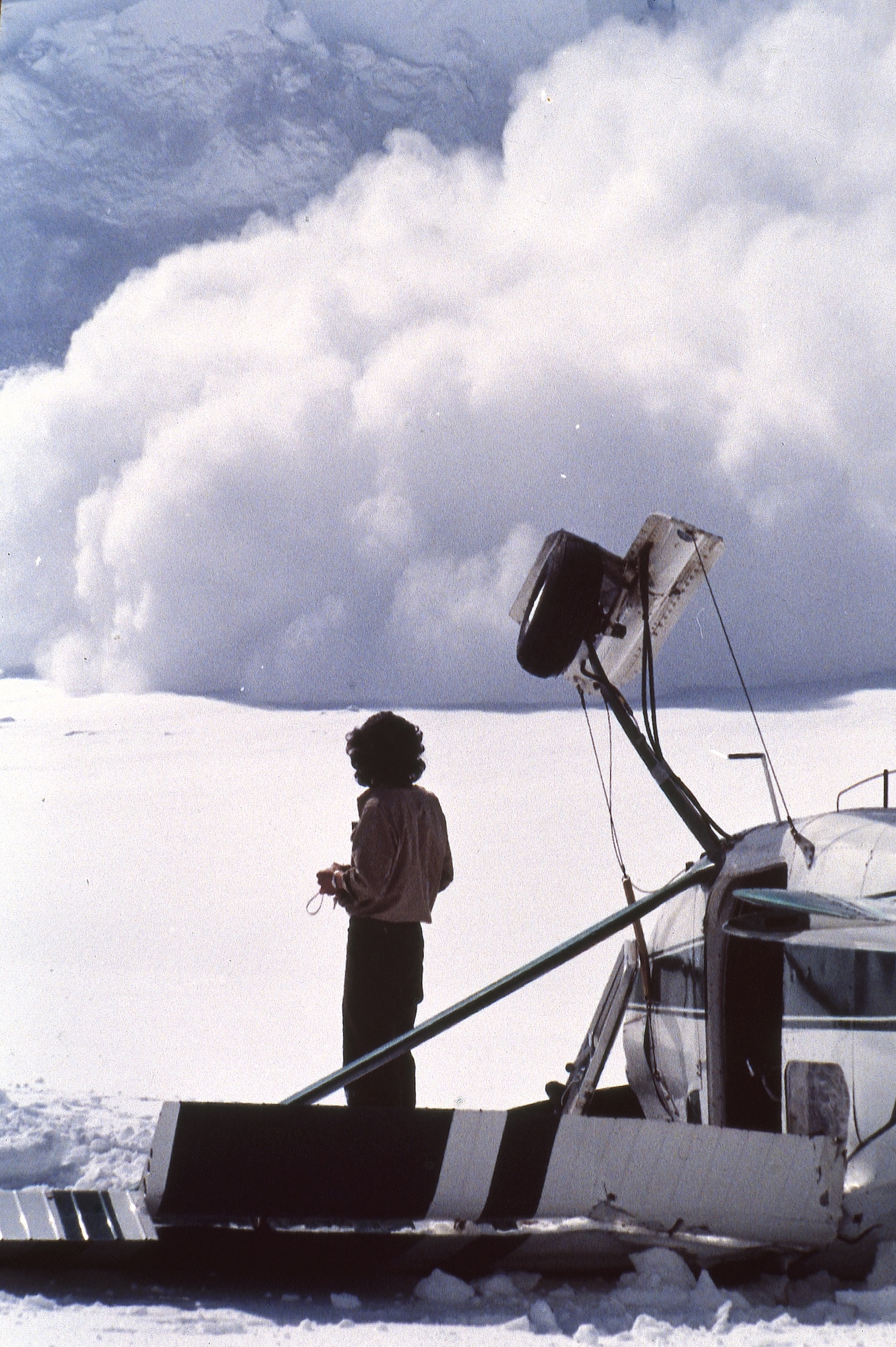 147 Tok Glacier landing mishap avalanche thretening.jpg