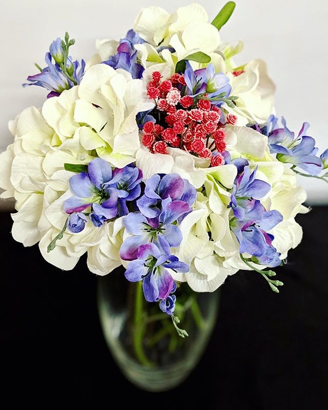 We love spring (and we love flowers!), but we sure aren't a fan of allergies. Trying to put together a low-allergen event? We love a good silk flower arrangement - kinda like this one! Up next on the blog, we'll be talking floral arrangements.
.
.
.
