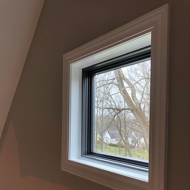 Love this two tone look on these window frames!  Really makes what your looking at pop.  Can&rsquo;t wait till you see it all done.  It&rsquo;s gonna look amazing!  #sommerscustompainting #maketrimlookgoodagain #scenesfromascaffold