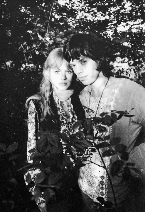 Marianne-and-Mick-at-Braziers-Park-by-Michael-Cooper-1967-web-2.jpg