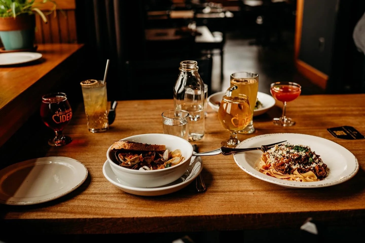 Delicious drinks and food with a view, we have a table waiting for you!