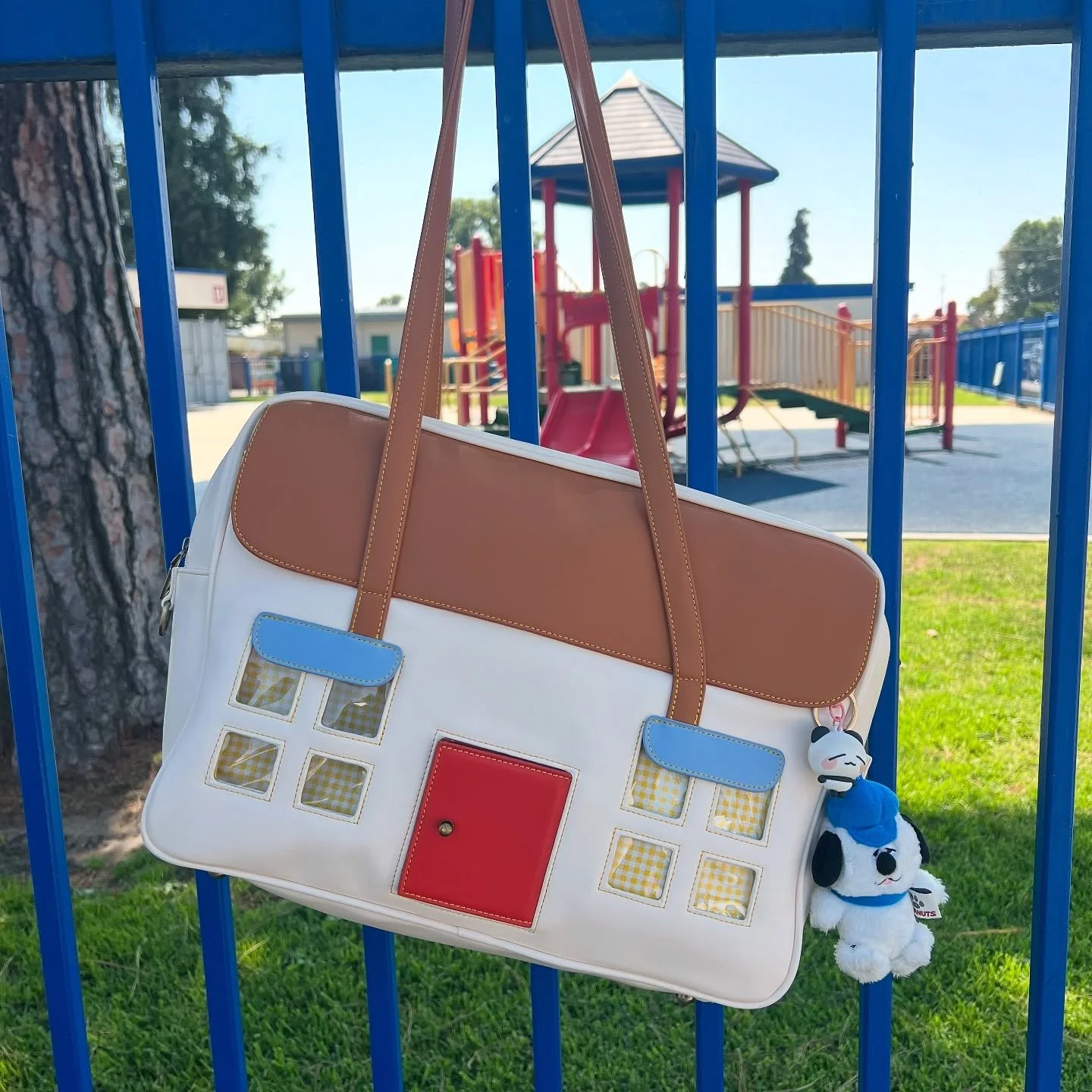 i present to you... the Mobile Home everyday bag!! 🏠  I'd love to hear what you think about it 🥹

I've been thinking about this idea for the last couple years of having a bag that looks like a house - so it's like a home for all the things you keep