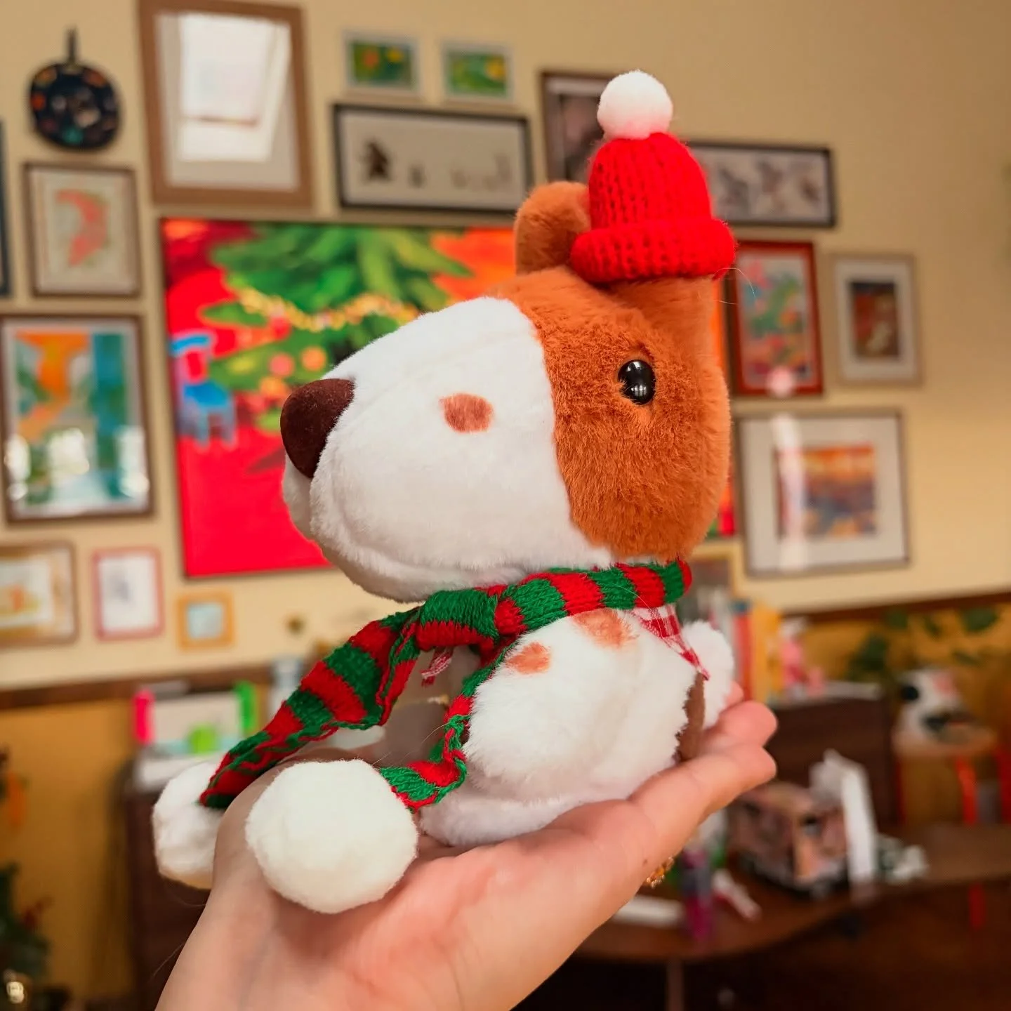 I have a bunch of Roscoe plushies ready for adoption at @sjmade Winter Wonder Market this weekend!! ❄️ The first 100 people to get one will be able to pick out either a random scarf &amp; a hat for their little fella! 'tis the season after all! 🎄 

