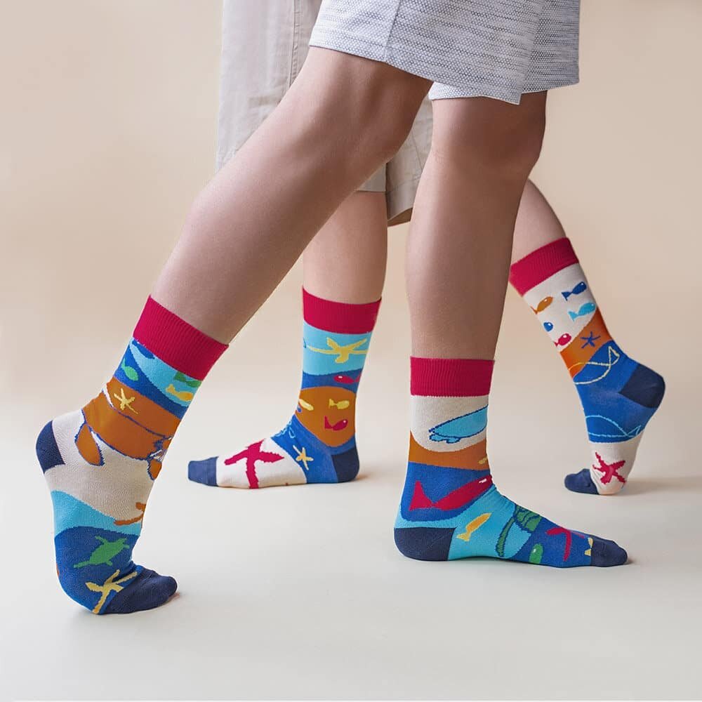 Keep your feet under the water 🐳🐟🦭🐠🐙 
This summer Ginga Ethical and @paarsocks are introducing the most fun and colourful socks ever! 🙌
The beautiful drawings on each sock was created by our designers - who have Down Syndrom. The colors and the