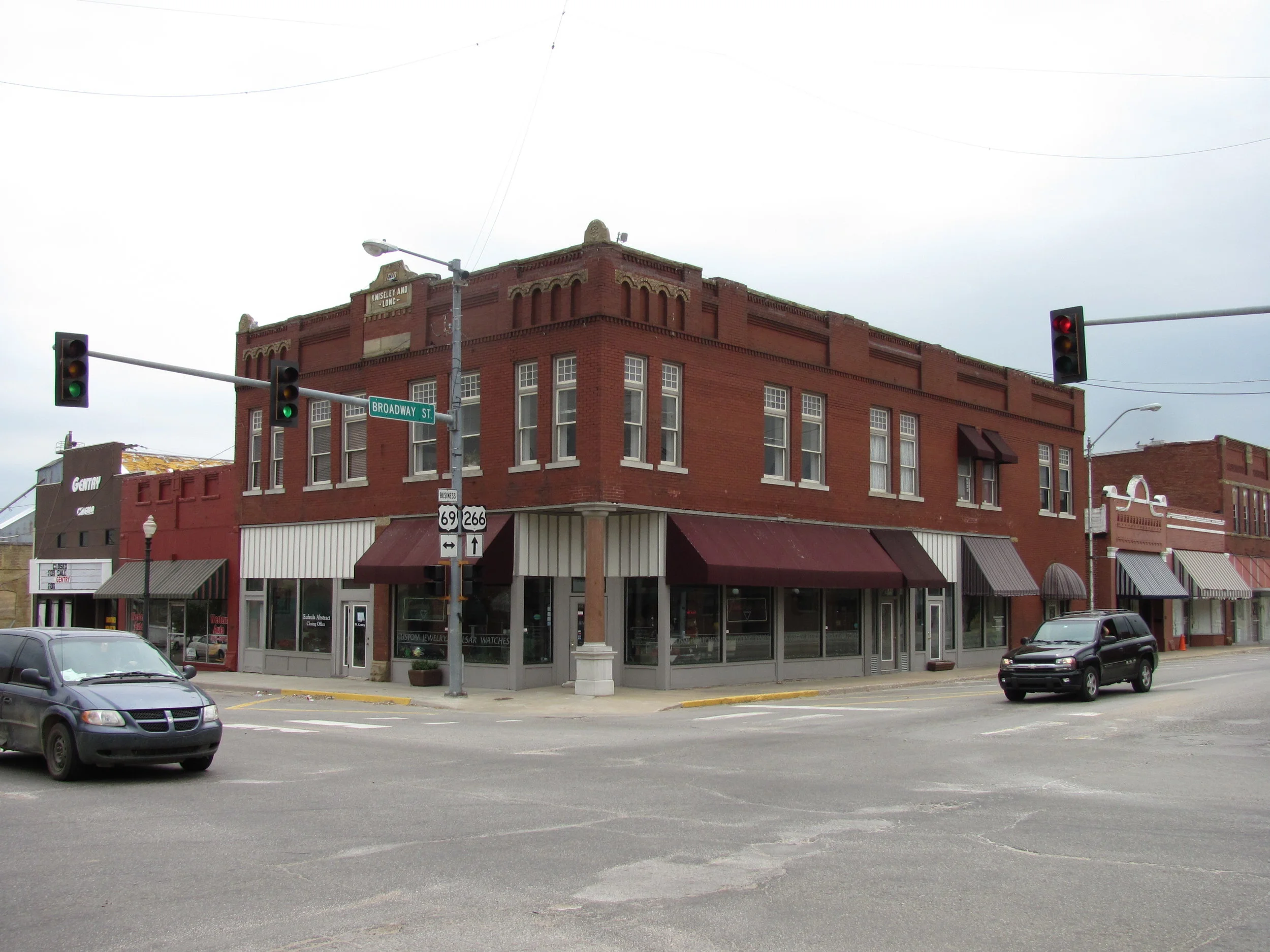 Kniseley and Long Building, Checotah Oklahoma By John Phelan - Own work, CC BY 3.0, https://commons.wikimedia.org/w/index.php?curid=15214119