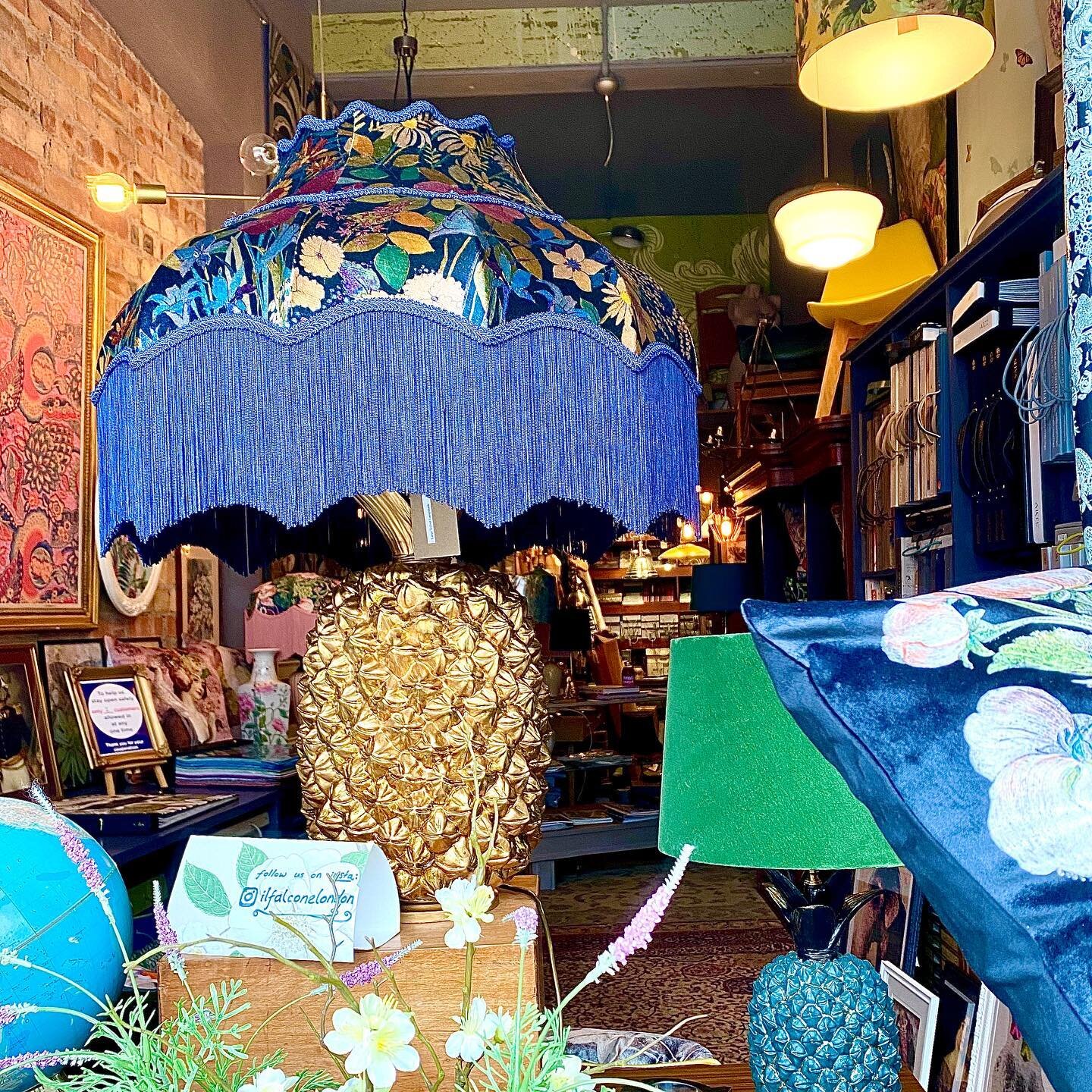 They&rsquo;re back!!!
Giant pineapple lamps, designed and made for il falcone in the UK, hand painted in gold metallic paint.
Seen here with velvet lampshade in Faria Flowers by Liberty (@libertylondon )
#pineapple #pineapplelamp #pineapplelover #lam