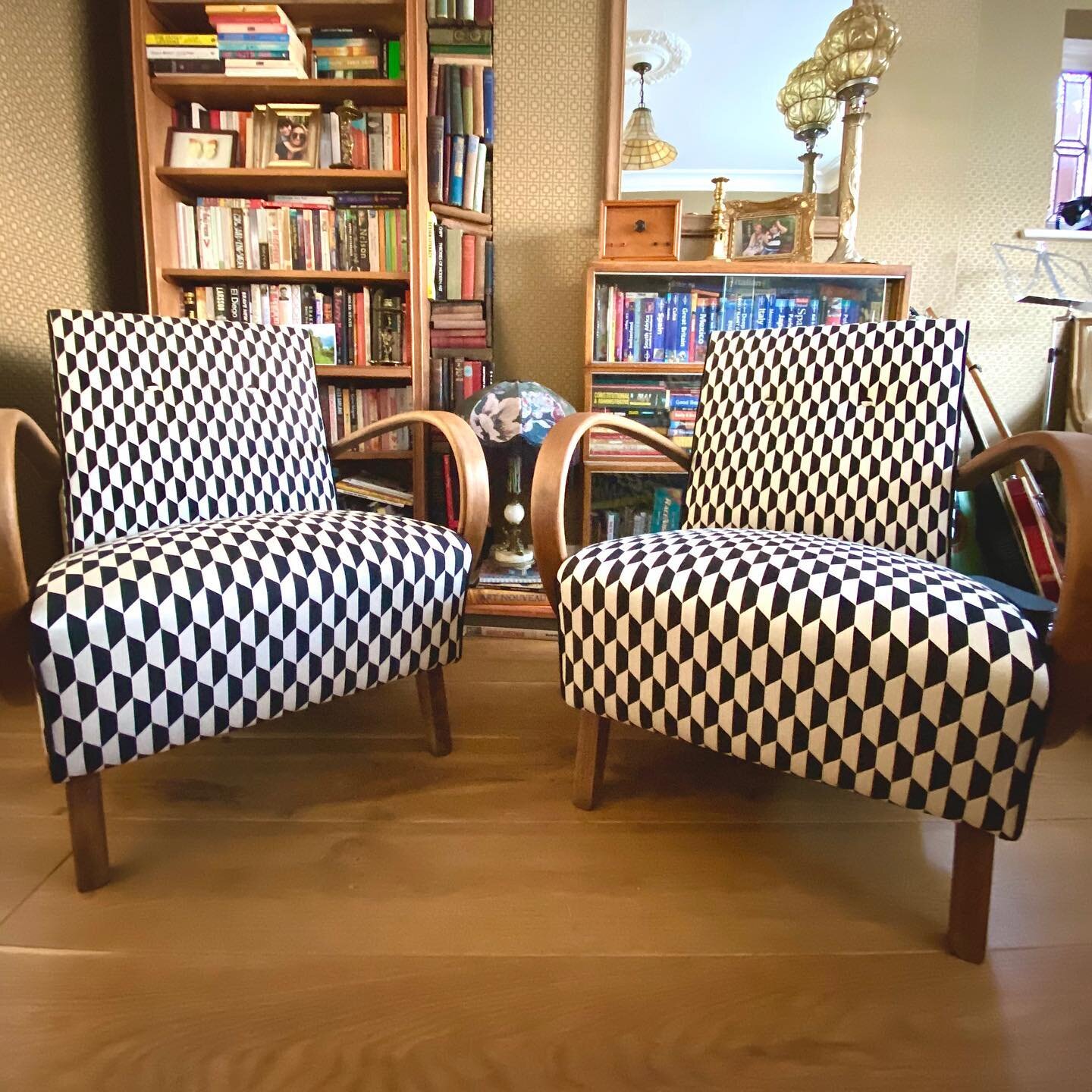 It&rsquo;s all about the curves!
How gorgeous are these original Halabala chairs? Our client loved them but a wet shopping bag left on one of them had stained the original material. We&rsquo;ve reupholstered them in Tile by Cole &amp; Son, with pipin