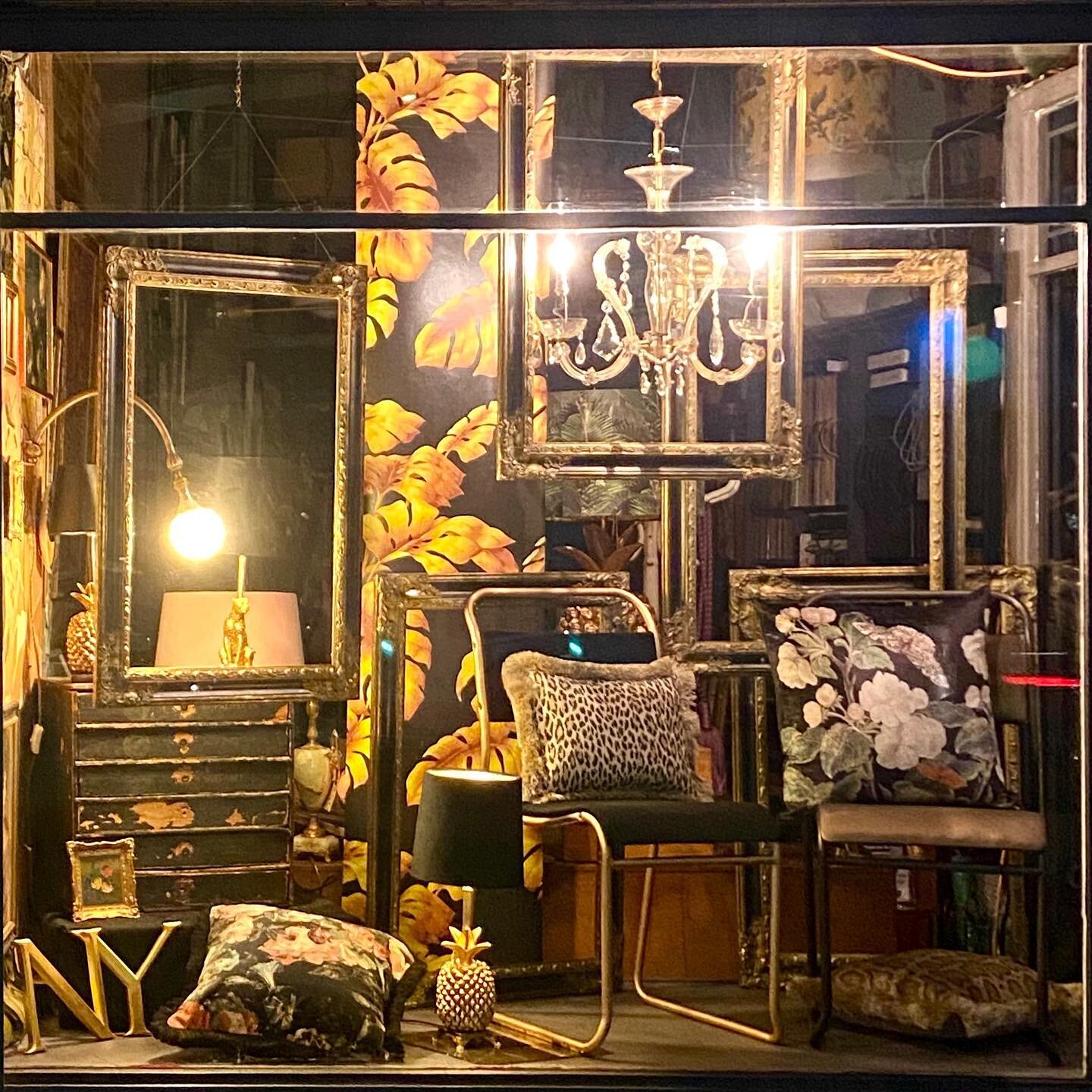 🎶 &ldquo;I wanna be next to you, black and gold, black and gold, black and gold..&rdquo;
New window display featuring wallpapers by House of Hackney, Mind The Gap, Christian Lacroix, Casadeco and Casamance, vintage REL tubular steel chairs reupholst